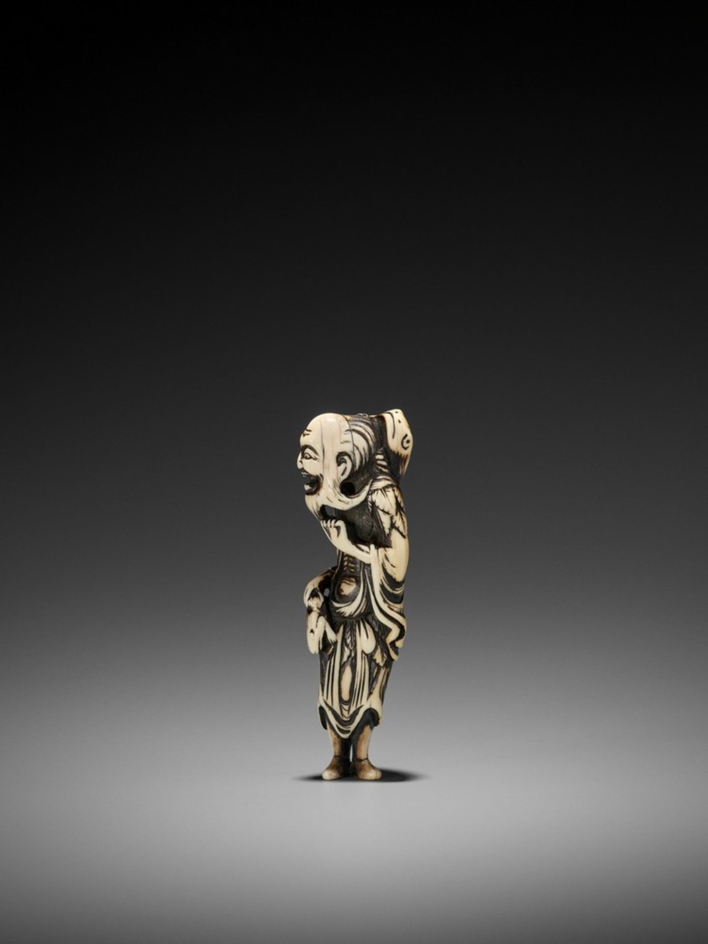 A TALL IVORY NETSUKE OF GAMA SENNIN UnsignedJapan, 18th century, Edo period (1615-1868)A large and - Bild 4 aus 9