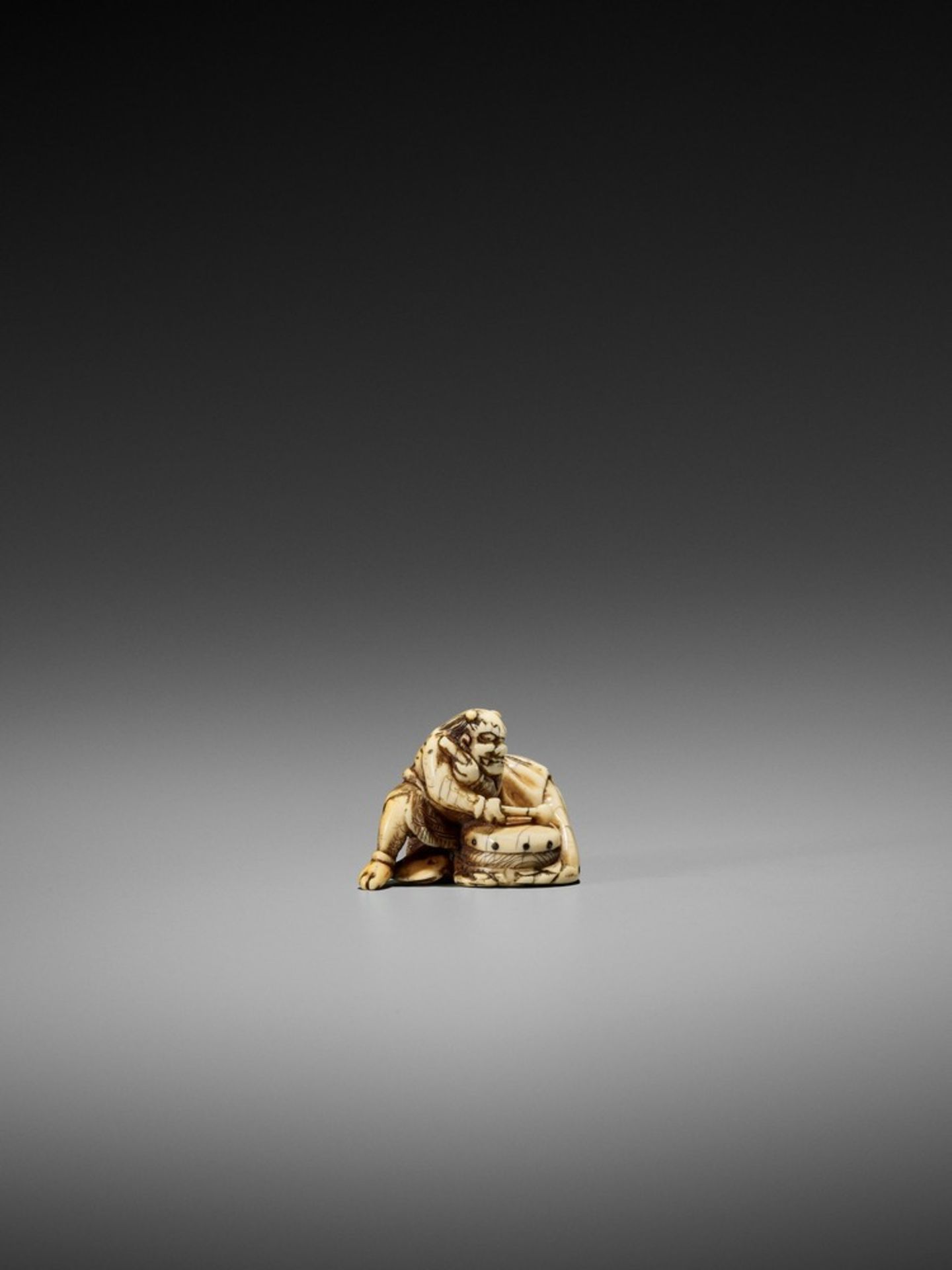 MITSUTOSHI: AN IVORY NETSUKE OF RAIJIN By Mitsutoshi, signed Mitsutoshi 光利Japan, late 18th to - Bild 4 aus 8