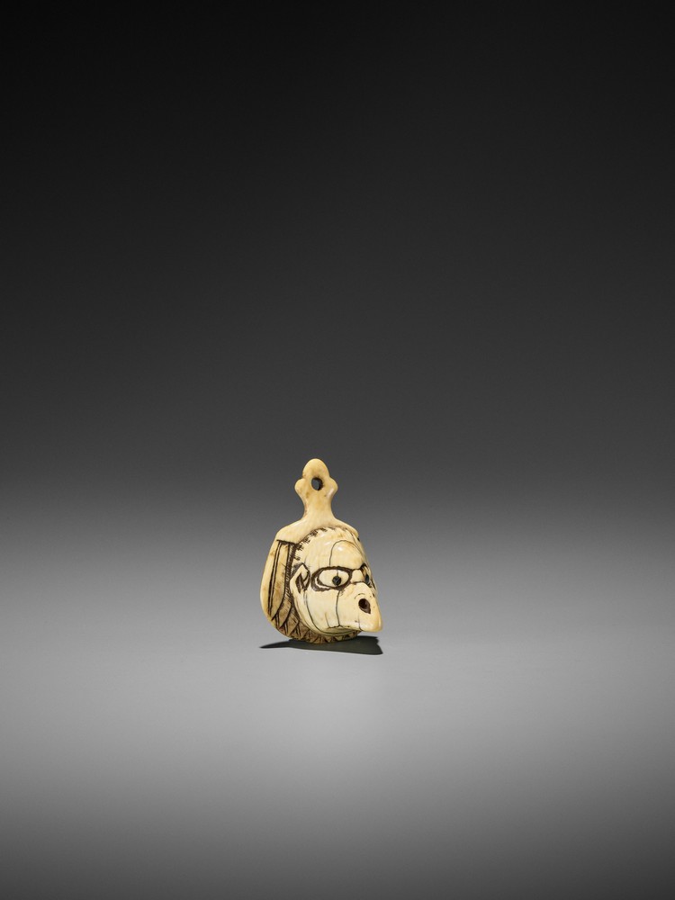 AN IVORY NETSUKE OF A TENGU MASK ON A FEATHERED FAN UnsignedJapan, late 18th to early 19th - Image 6 of 10