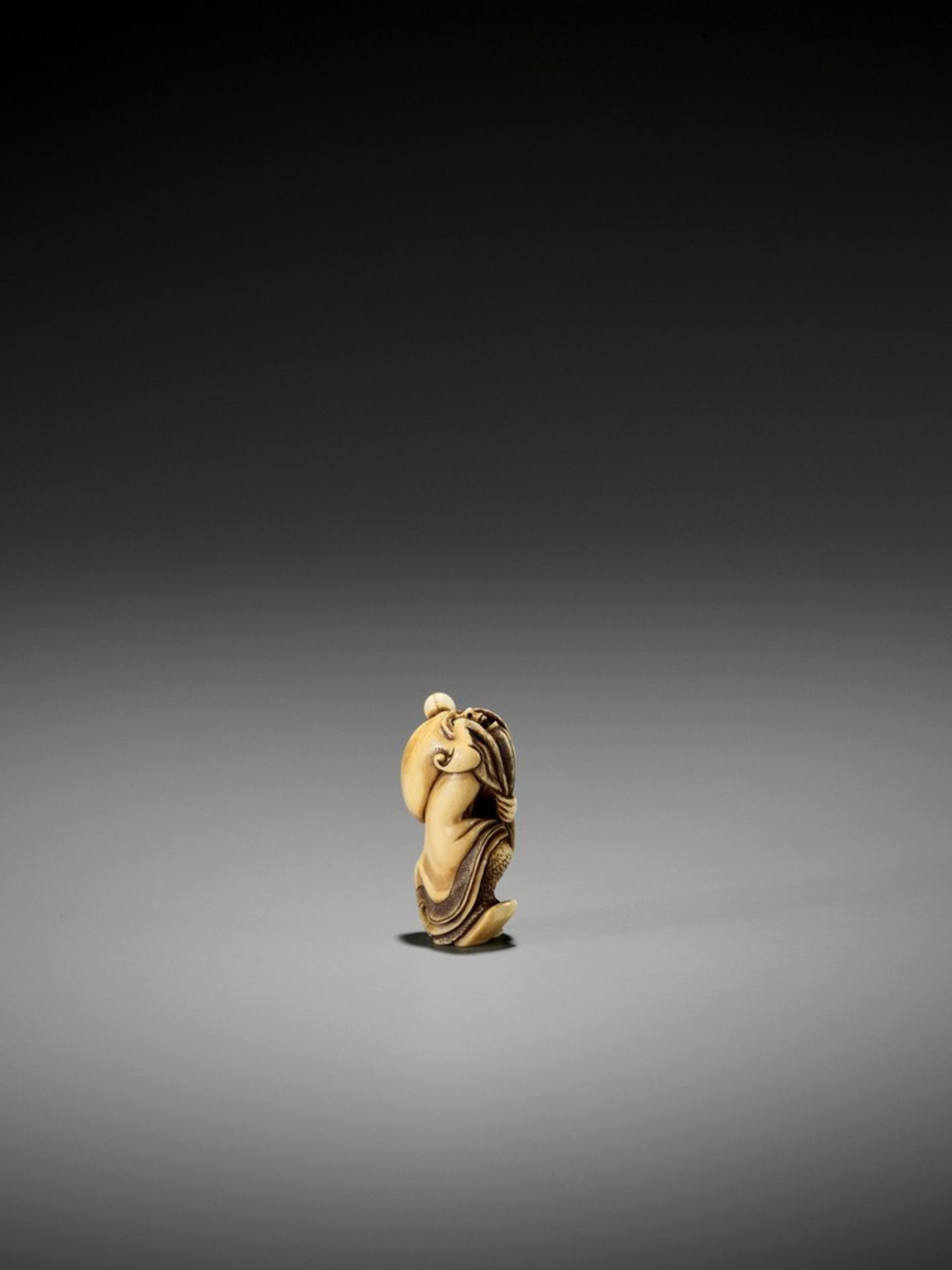 HIDEMASA: A RARE IVORY NETSUKE OF FUKUROKUJU PLAYING KEMARI By Hidemasa, signed Hidemasa 秀正Japan, - Bild 3 aus 16