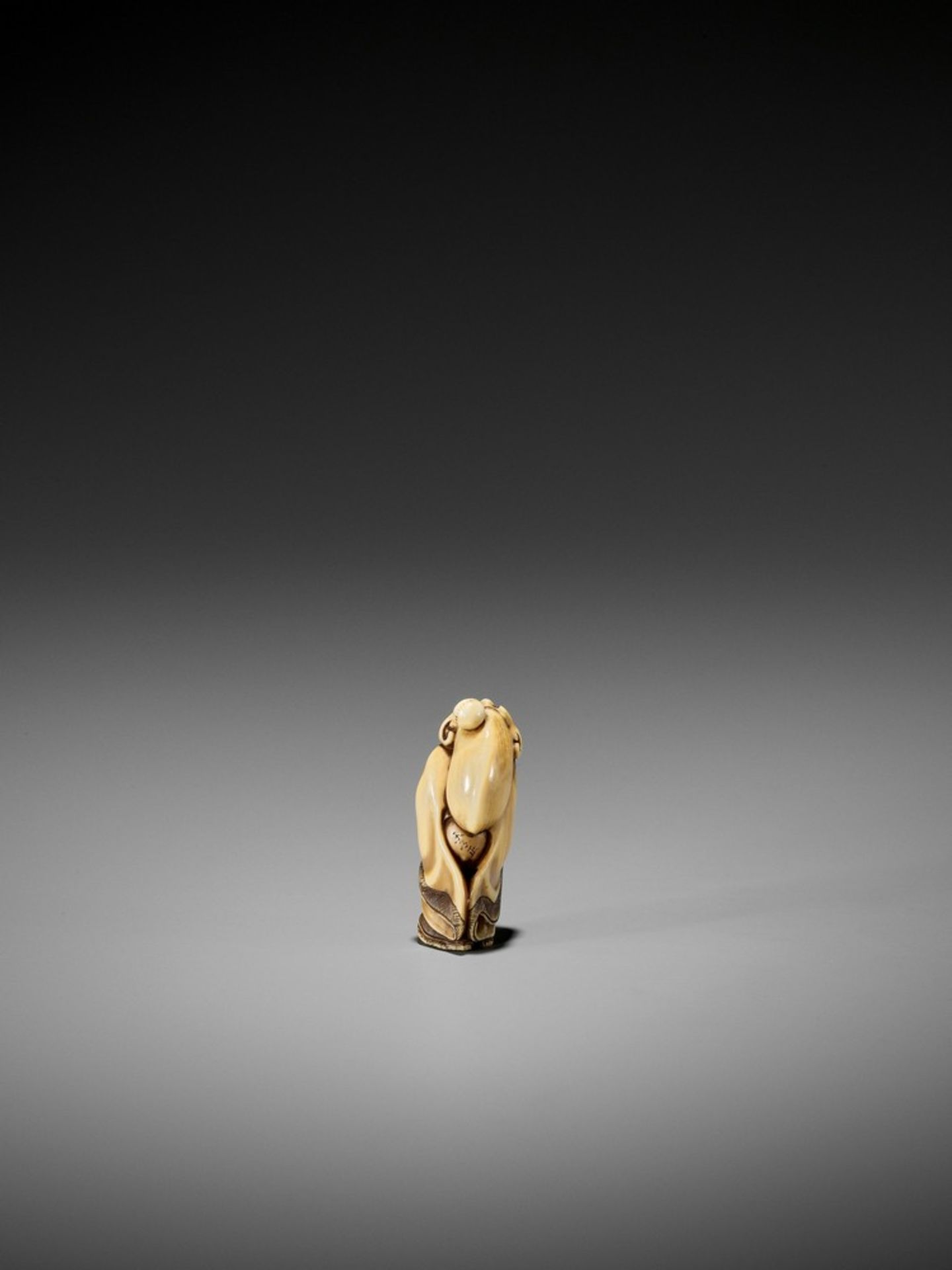 HIDEMASA: A RARE IVORY NETSUKE OF FUKUROKUJU PLAYING KEMARI By Hidemasa, signed Hidemasa 秀正Japan, - Bild 5 aus 16