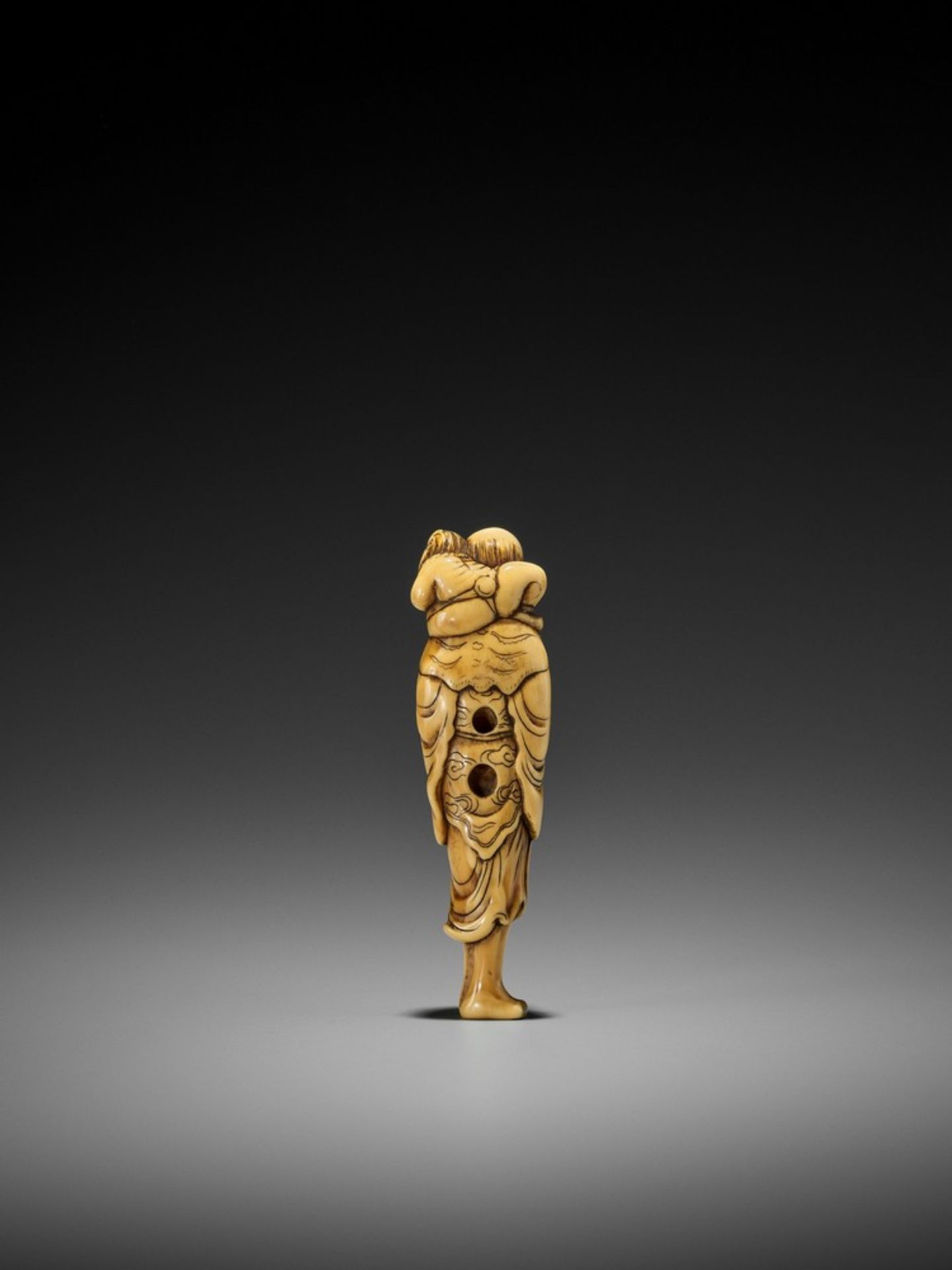 A RARE IVORY NETSUKE OF A SENNIN WITH ONI UnsignedJapan, late 18th century, Edo period (1615-1868) - Bild 2 aus 8