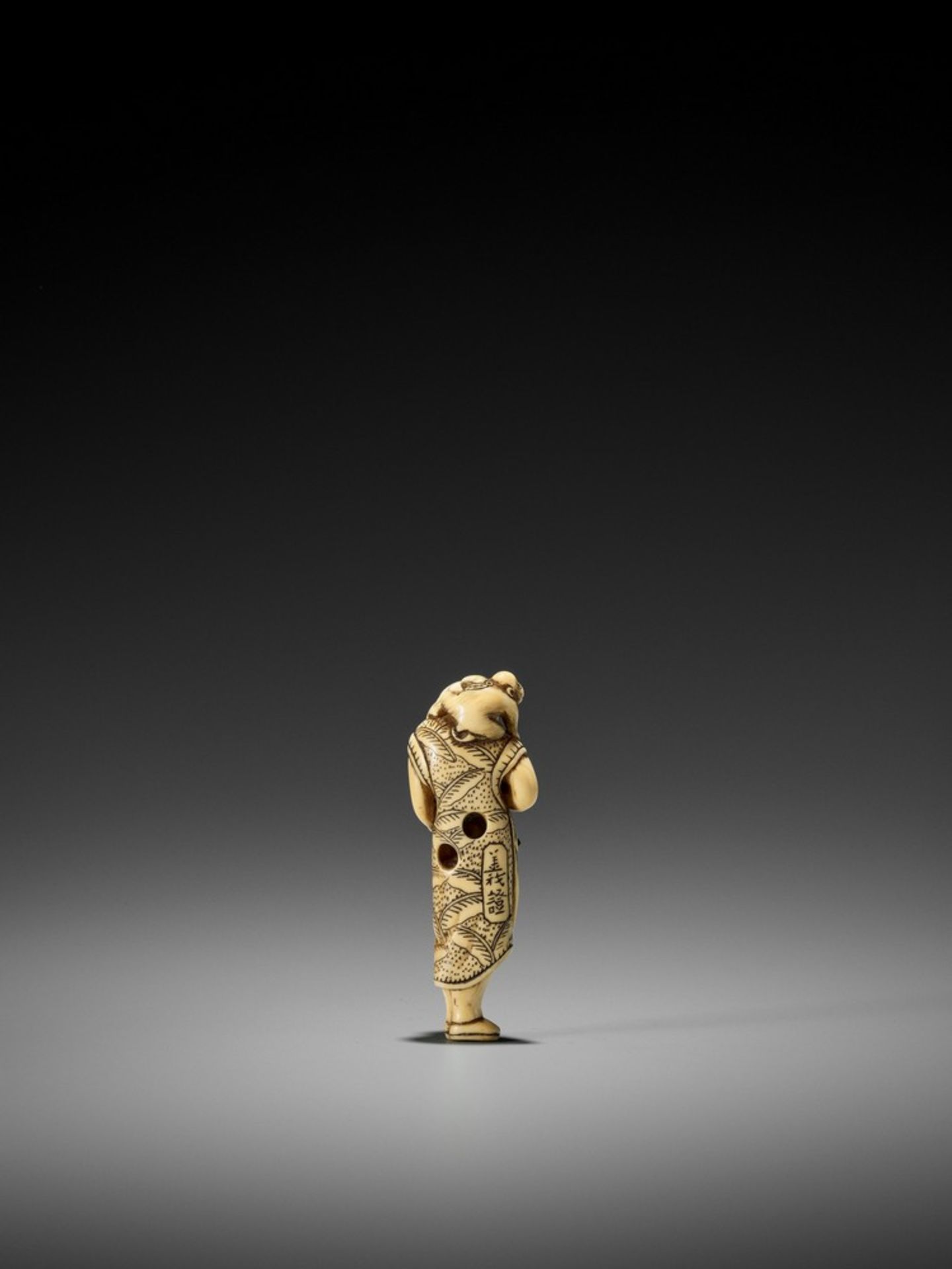 GISHO: AN IVORY NETSUKE OF A SARUMAWASHI By Gisho (Gijo), signed Gisho 義證Japan, late 18th to early - Bild 2 aus 9