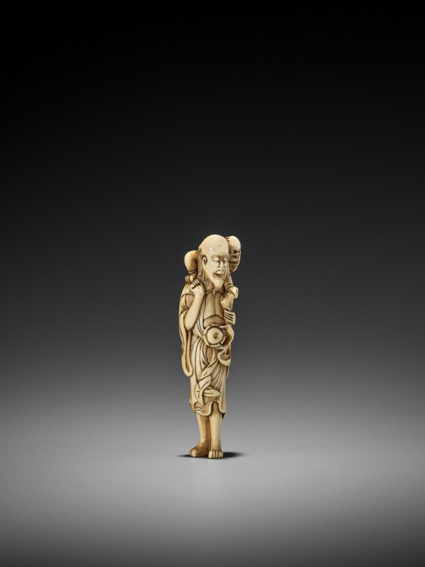 A RARE IVORY NETSUKE OF A SENNIN WITH ONI UnsignedJapan, late 18th century, Edo period (1615-1868) - Bild 7 aus 8