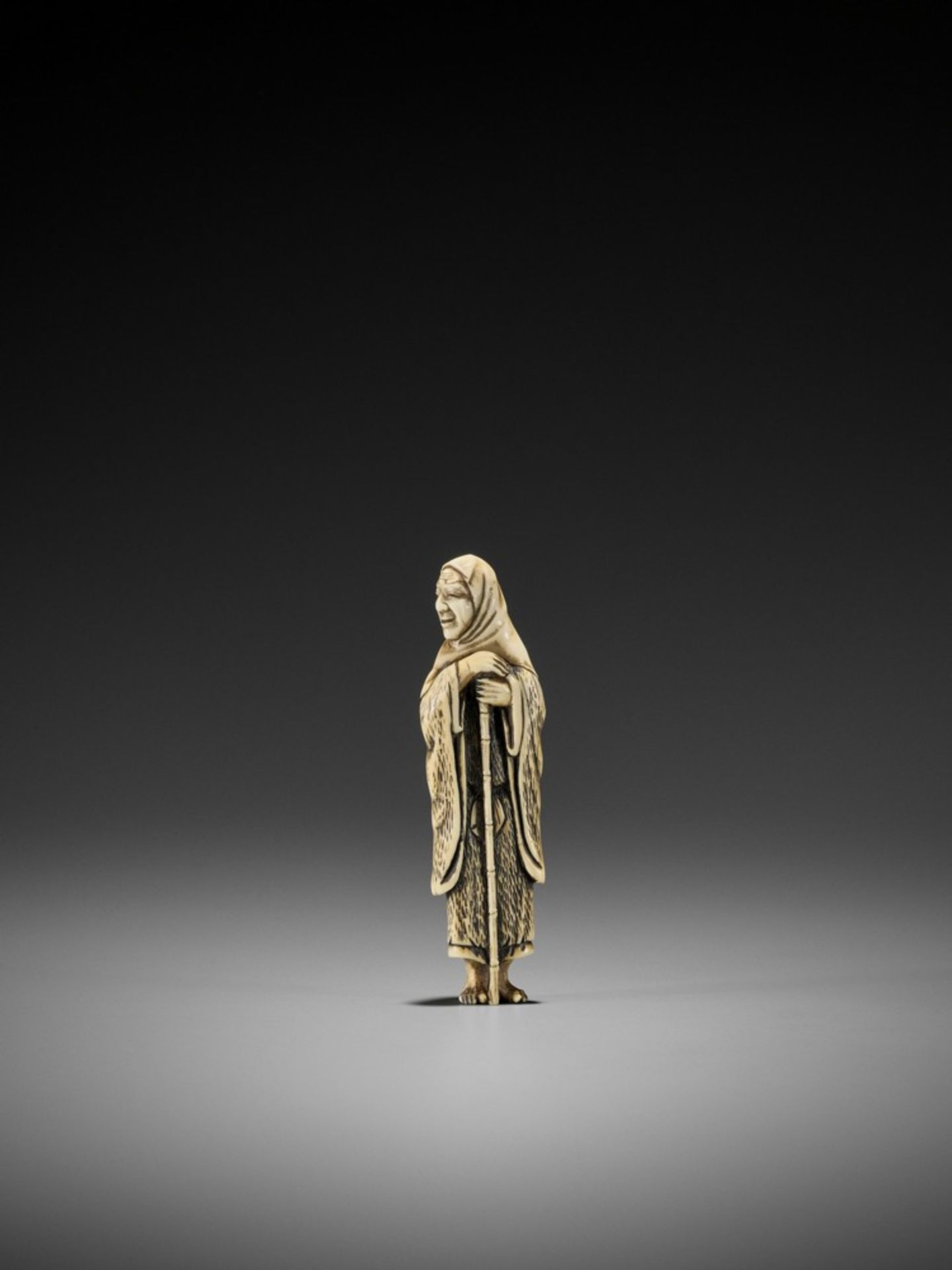 A VERY RARE IVORY NETSUKE OF A FOX PRIEST (HAKUZOSU) UnsignedJapan, 18th century, Edo period (1615- - Bild 3 aus 8