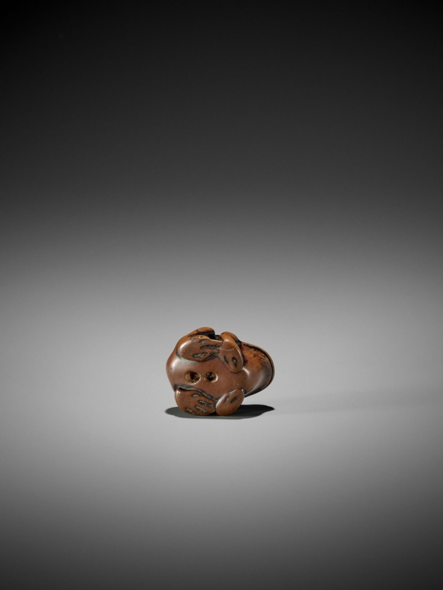 AN EARLY WOOD NETSUKE OF A TOAD UnsignedJapan, 18th century, Edo period (1615-1868)Published: - Bild 6 aus 8