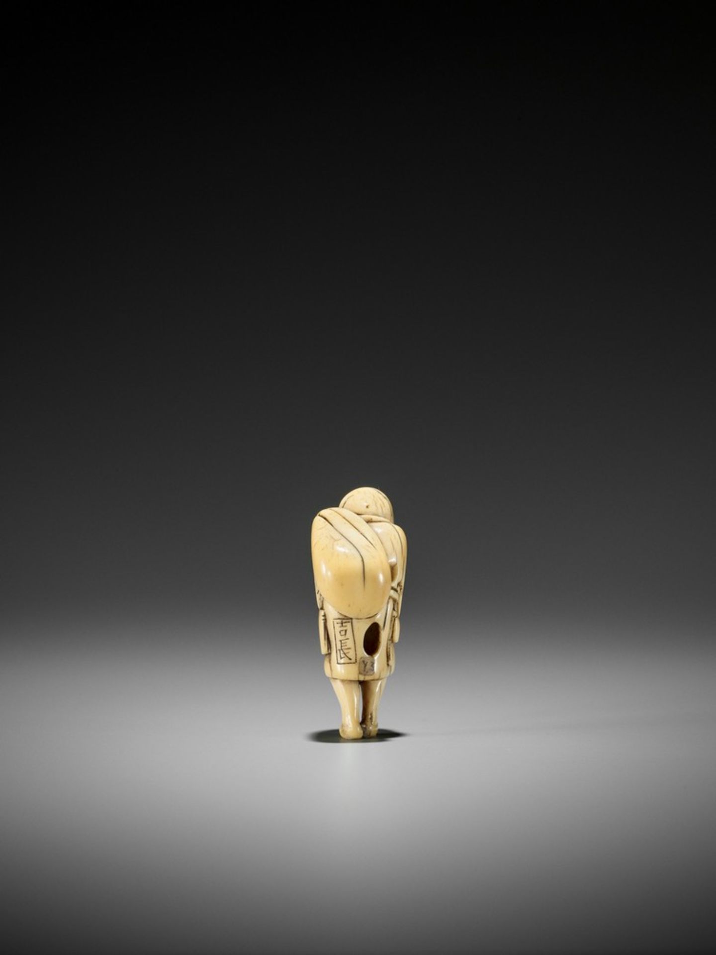 YOSHINAGA: A SUPERB AND RARE IVORY NETSUKE OF A BUCKET SELLER By Yoshinaga, signed Yoshinaga - Bild 2 aus 11