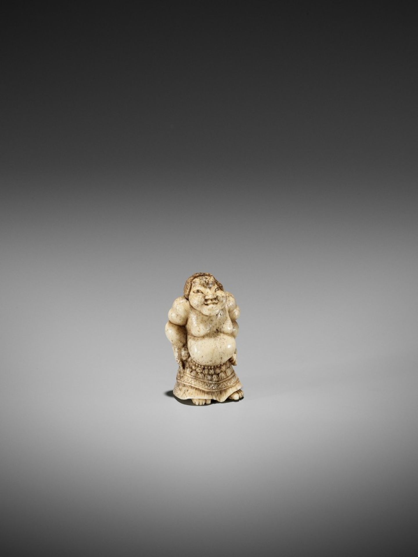 A SUPERB STAG ANTLER NETSUKE OF A SUMO WRESTLER UnsignedJapan, 19th century, Edo period (1615-1868) - Bild 10 aus 13