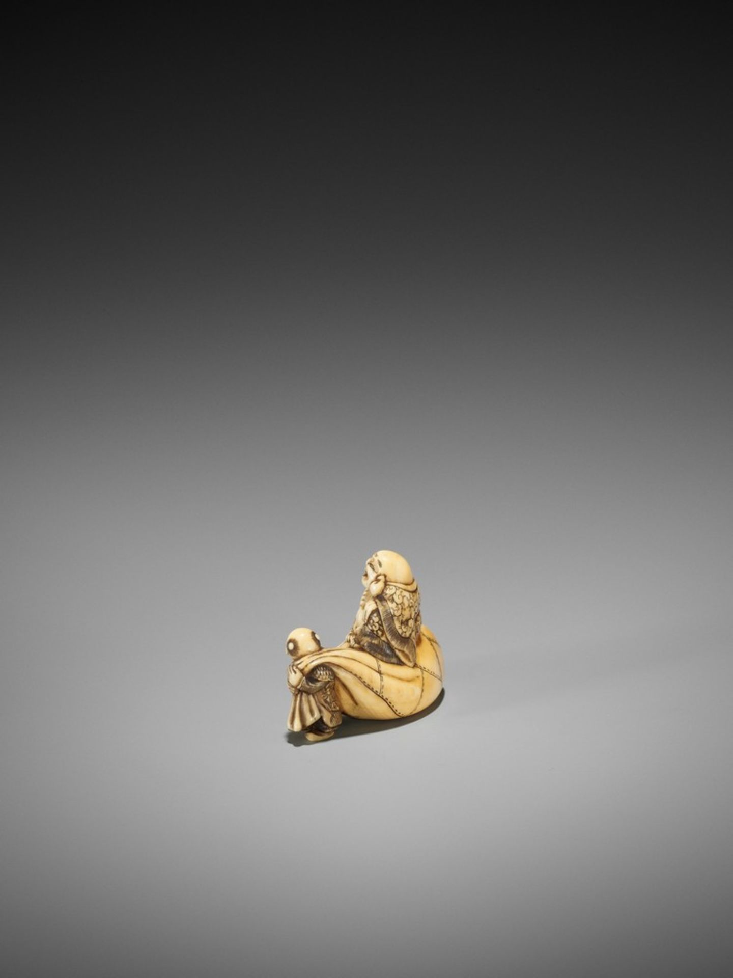 AN IVORY NETSUKE OF HOTEI ON HIS TREASURE BAG BEING PULLED BY A KARAKO UnsignedJapan, Kyoto, first - Bild 5 aus 10