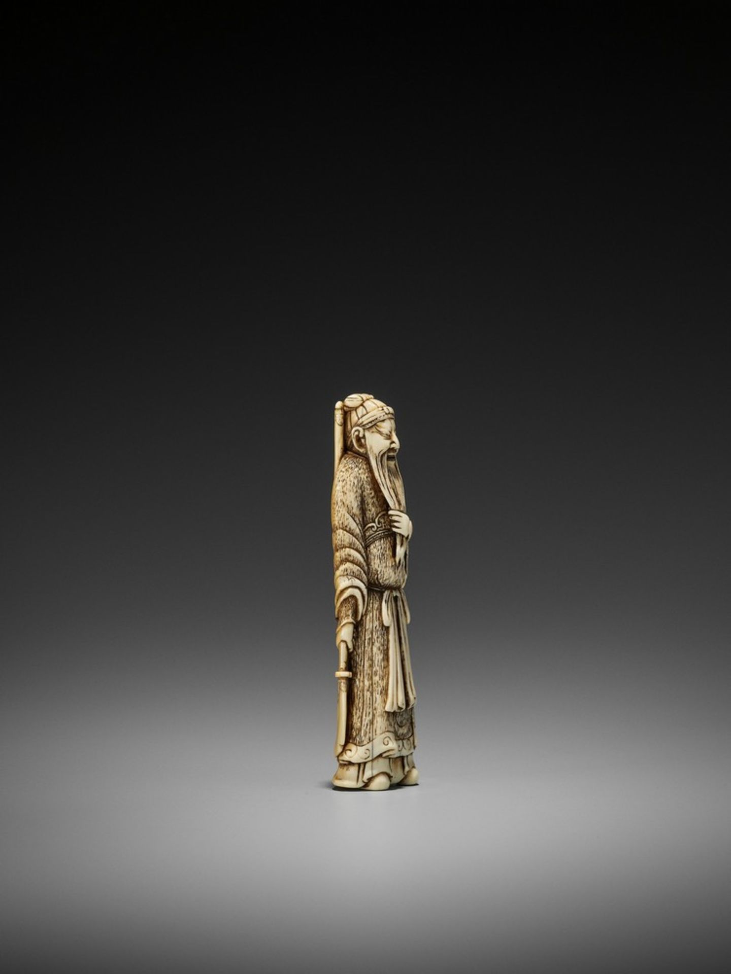 A LARGE IVORY NETSUKE OF KAN’U UnsignedJapan, late 18th century, Edo period (1615-1868)The god of - Bild 7 aus 9