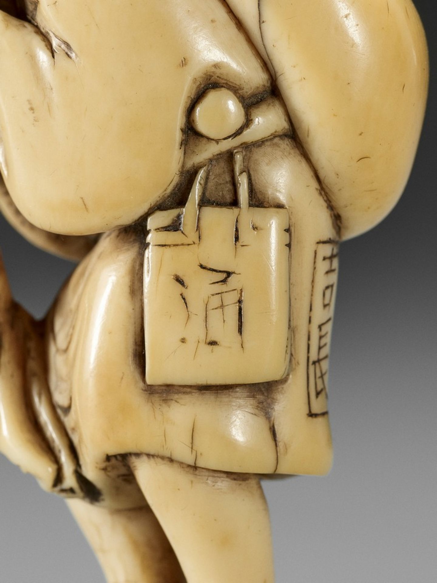 YOSHINAGA: A SUPERB AND RARE IVORY NETSUKE OF A BUCKET SELLER By Yoshinaga, signed Yoshinaga - Bild 8 aus 11