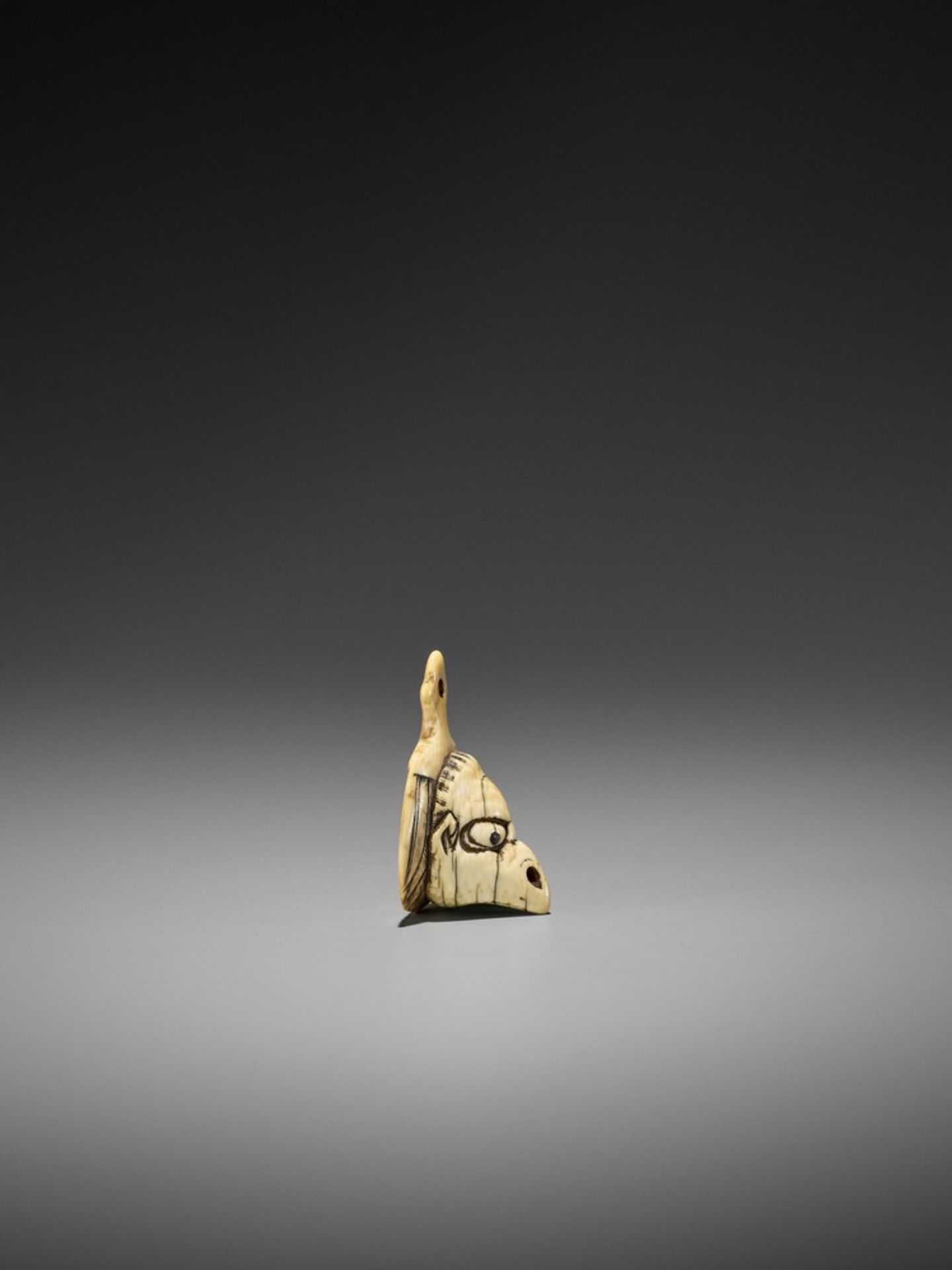 AN IVORY NETSUKE OF A TENGU MASK ON A FEATHERED FAN UnsignedJapan, late 18th to early 19th - Bild 5 aus 10