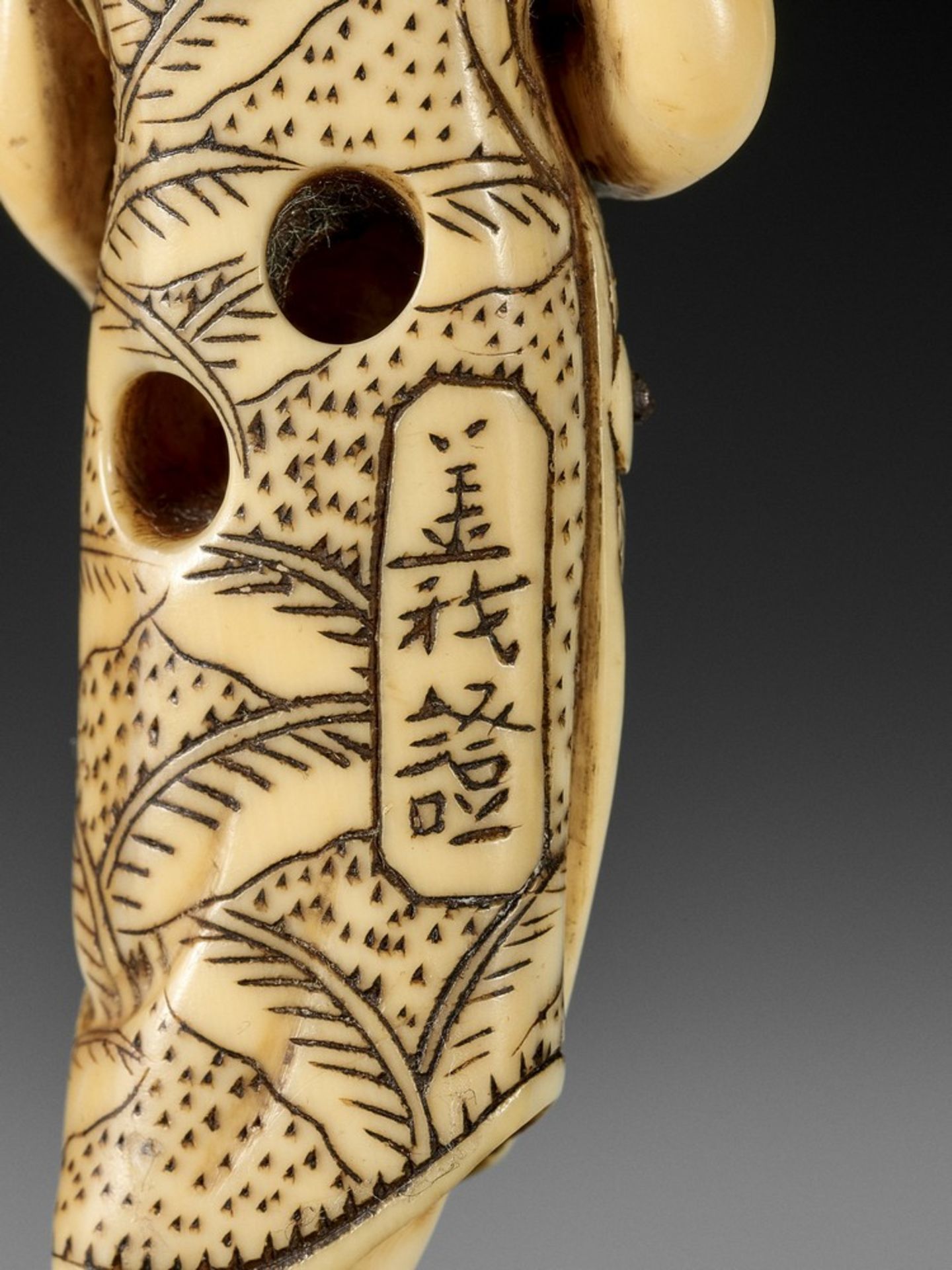 GISHO: AN IVORY NETSUKE OF A SARUMAWASHI By Gisho (Gijo), signed Gisho 義證Japan, late 18th to early - Bild 8 aus 9