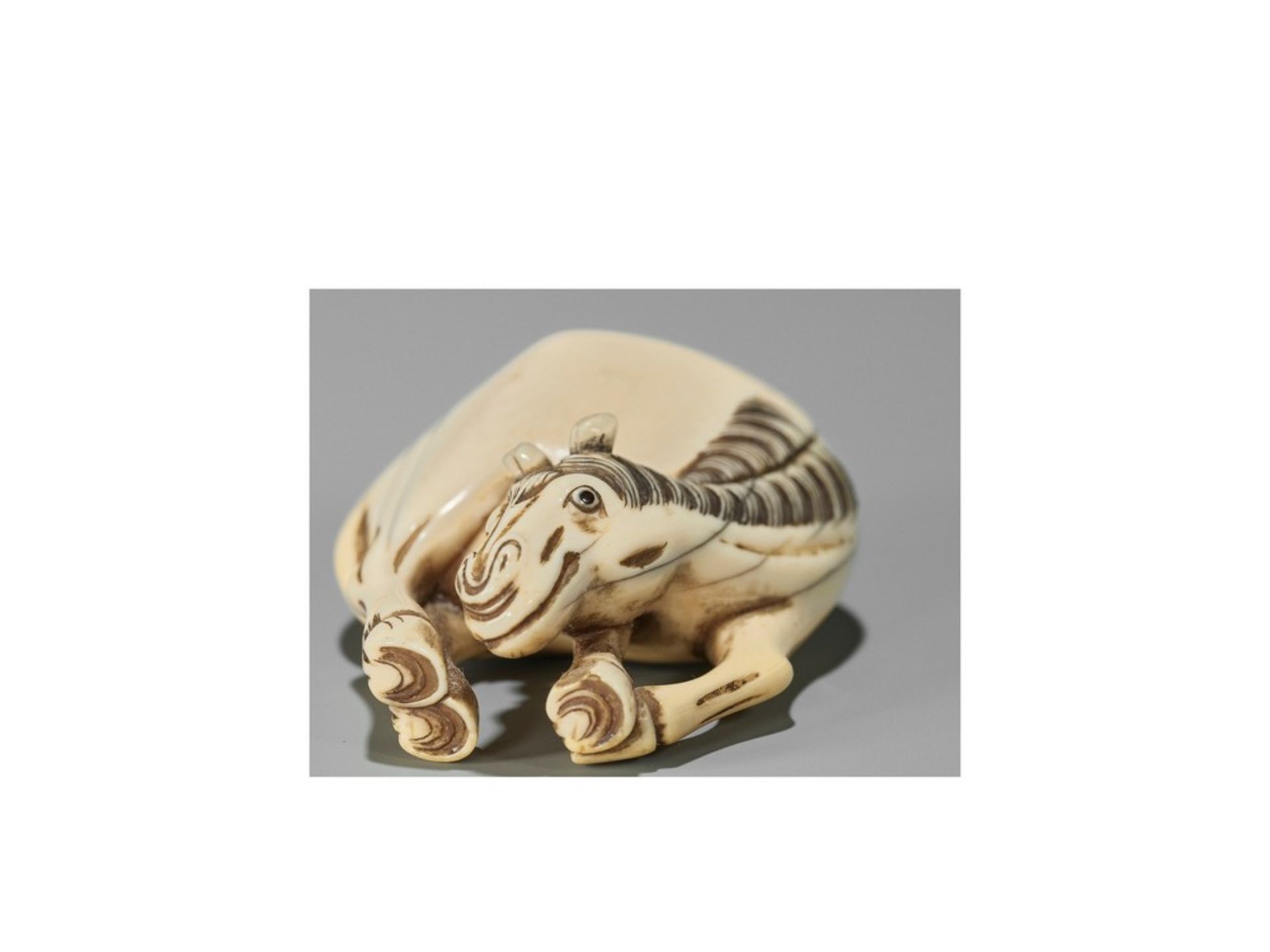 KANO TESSAI: A RARE IVORY NETSUKE OF AN 18th CENTURY GRAZING HORSE By Kano Tessai (1845-1925), - Bild 3 aus 9