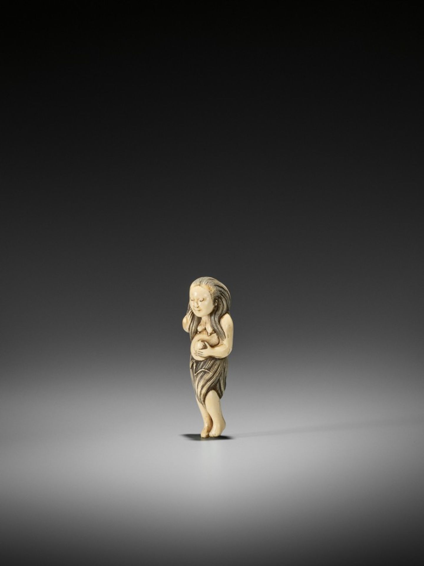 AN EXQUISITE IVORY NETSUKE OF A DIVING GIRL (AMA) UnsignedJapan, 18th century, Edo period (1615- - Bild 5 aus 8