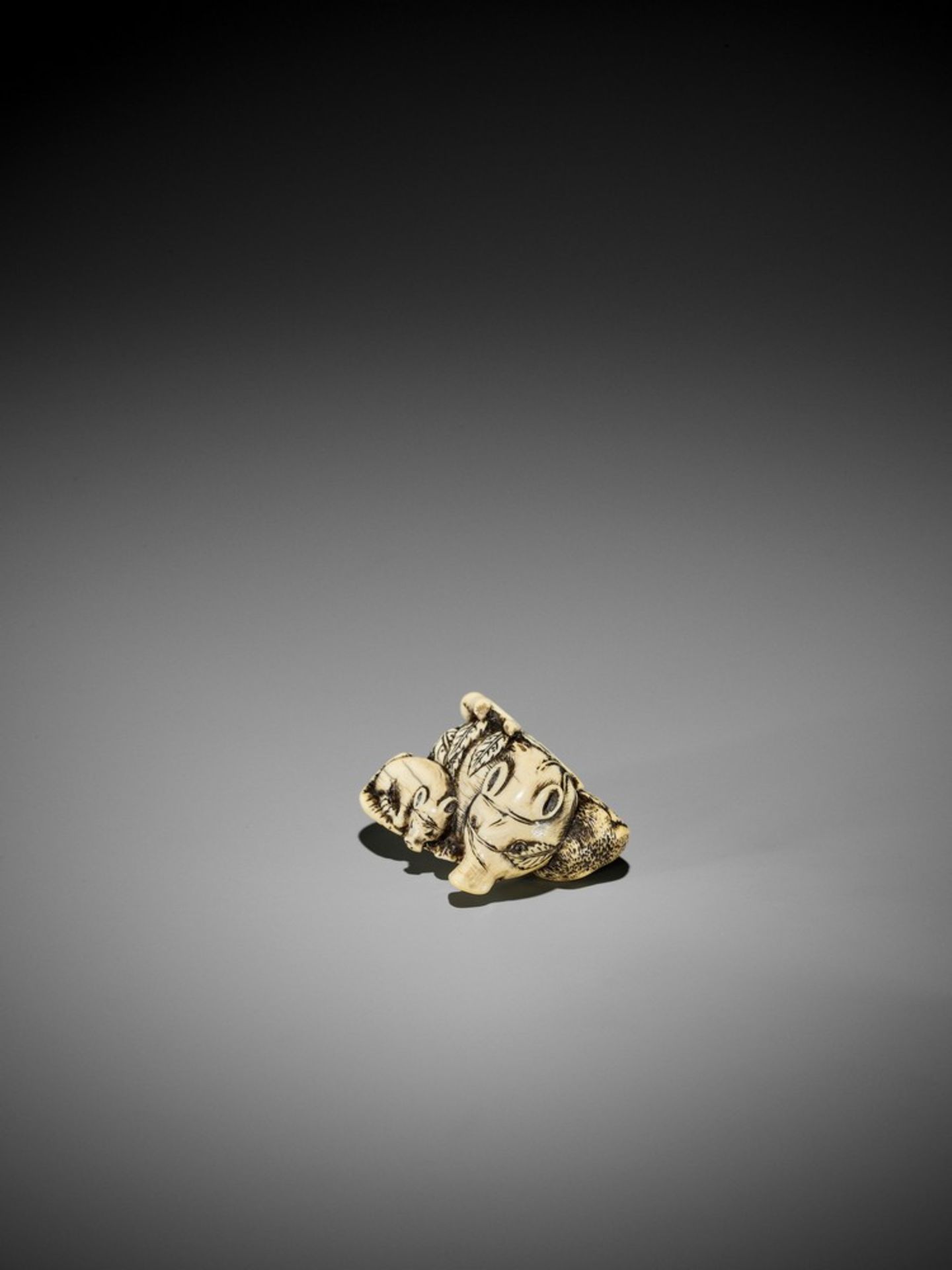 A GOOD KYOTO SCHOOL IVORY NETSUKE OF TWO RESTING BOARS UnsignedJapan, Kyoto, 18th century, Edo - Bild 2 aus 8