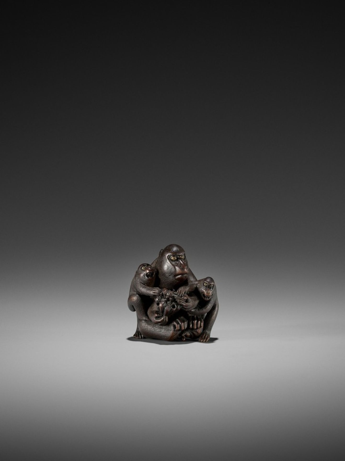 HOKYUDO ITSUMIN: A FINE WOOD OKIMONO NETSUKE OF MONKEYS WITH A WASP NEST By Hokyudo Itsumin, - Bild 9 aus 12