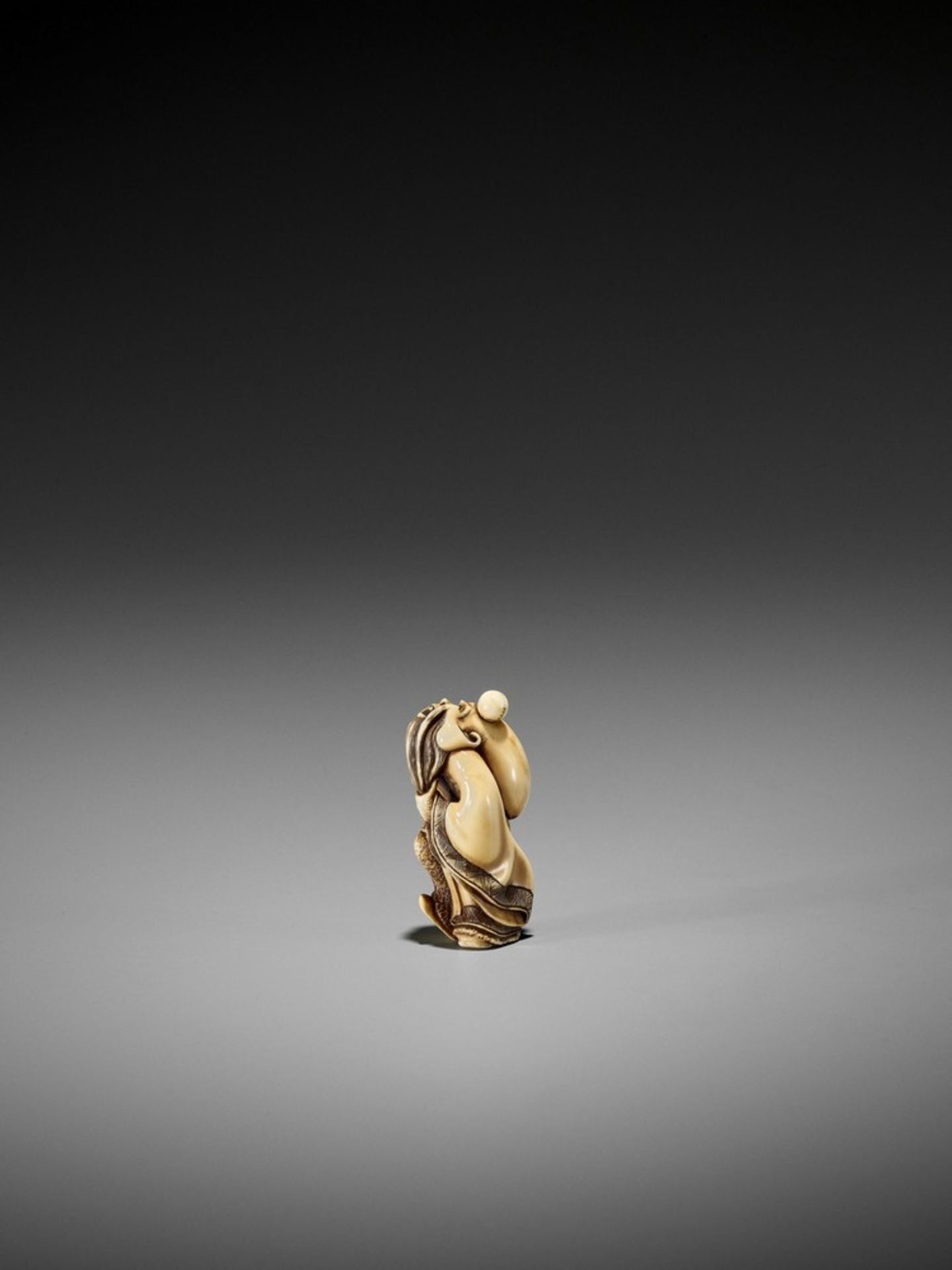 HIDEMASA: A RARE IVORY NETSUKE OF FUKUROKUJU PLAYING KEMARI By Hidemasa, signed Hidemasa 秀正Japan, - Bild 2 aus 16