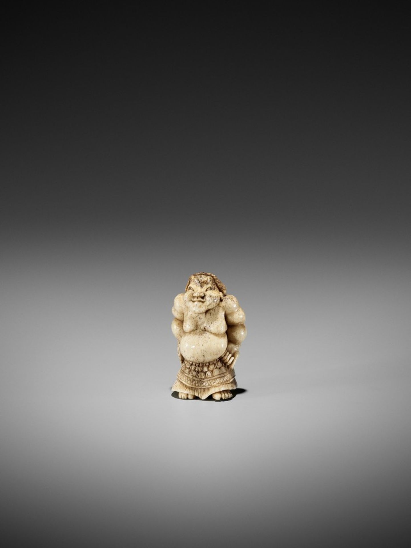 A SUPERB STAG ANTLER NETSUKE OF A SUMO WRESTLER UnsignedJapan, 19th century, Edo period (1615-1868) - Bild 11 aus 13