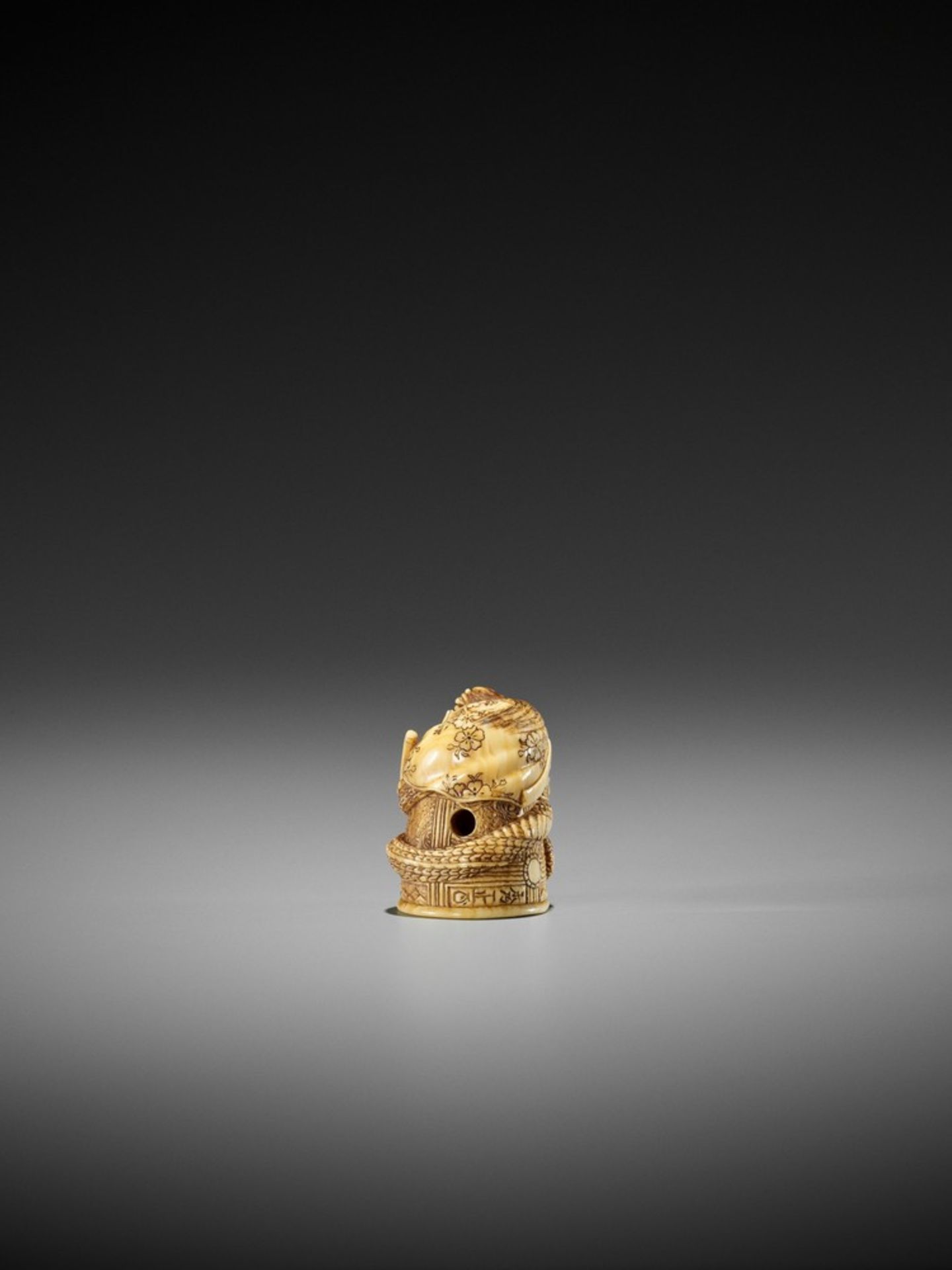 HIDEMASA: A FINE IVORY NETSUKE OF KIYOHIME By Hidemasa, signed Hidemasa 秀正 and kakihanJapan, - Bild 2 aus 11