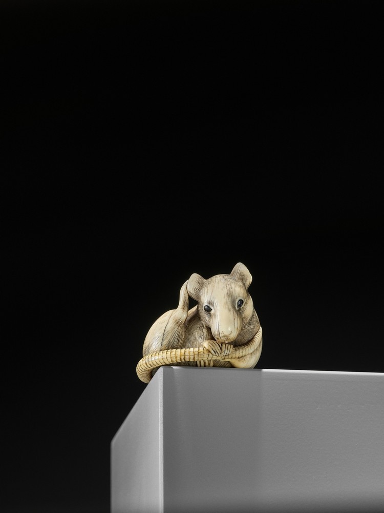 AN EXCEPTIONAL KYOTO SCHOOL IVORY NETSUKE OF A RAT UnsignedJapan, Kyoto, late 18th century, Edo - Image 2 of 11