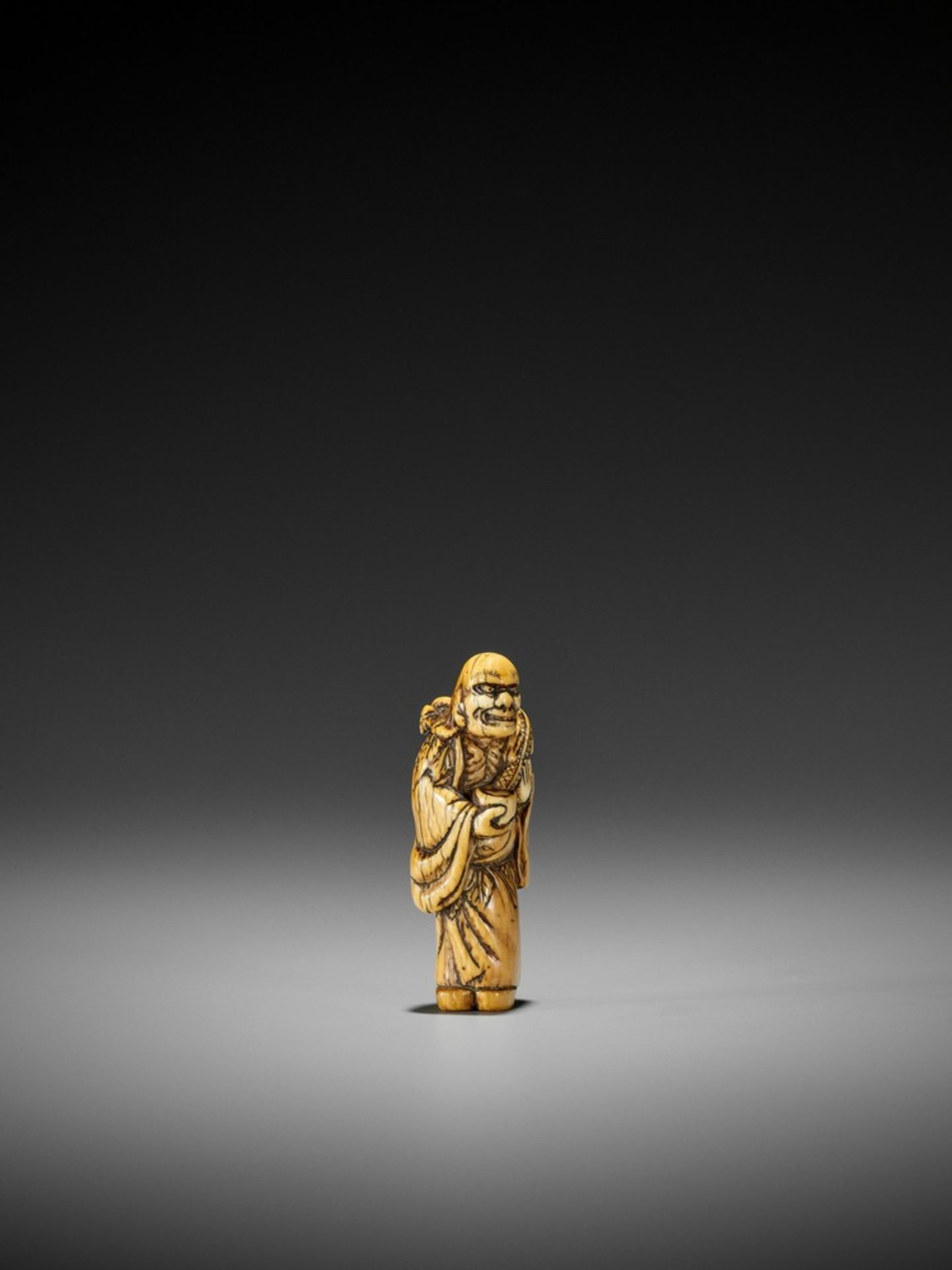 AN EARLY IVORY NETSUKE OF CHINNAN SENNIN UnsignedJapan, 18th century, Edo period (1615-1868)An early - Bild 7 aus 9