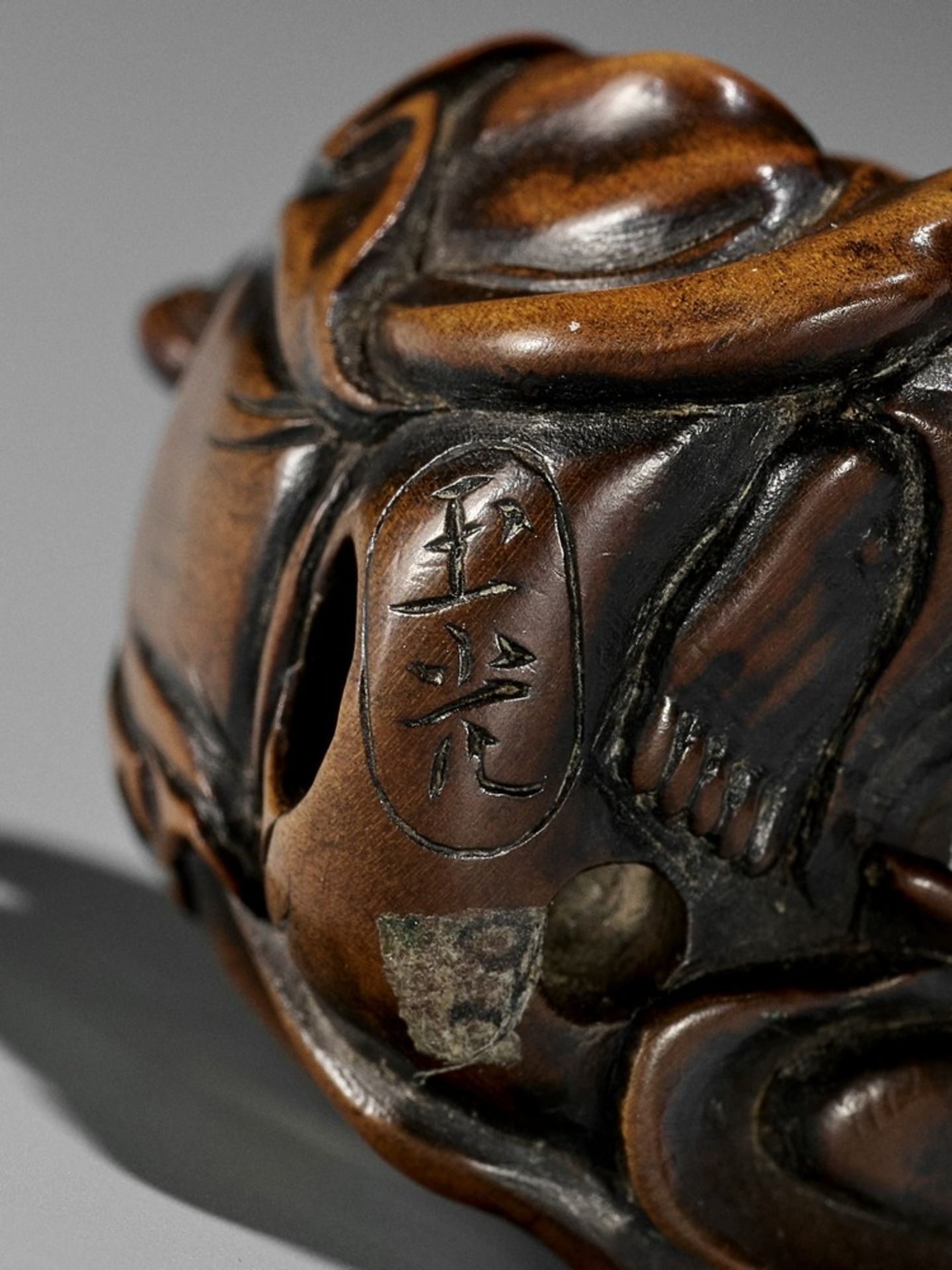 GYOKKO: A FINE WOOD NETSUKE OF A MASK SELLER By Gyokko, signed Gyokko 玉光Japan, Edo, mid-19th - Bild 10 aus 11