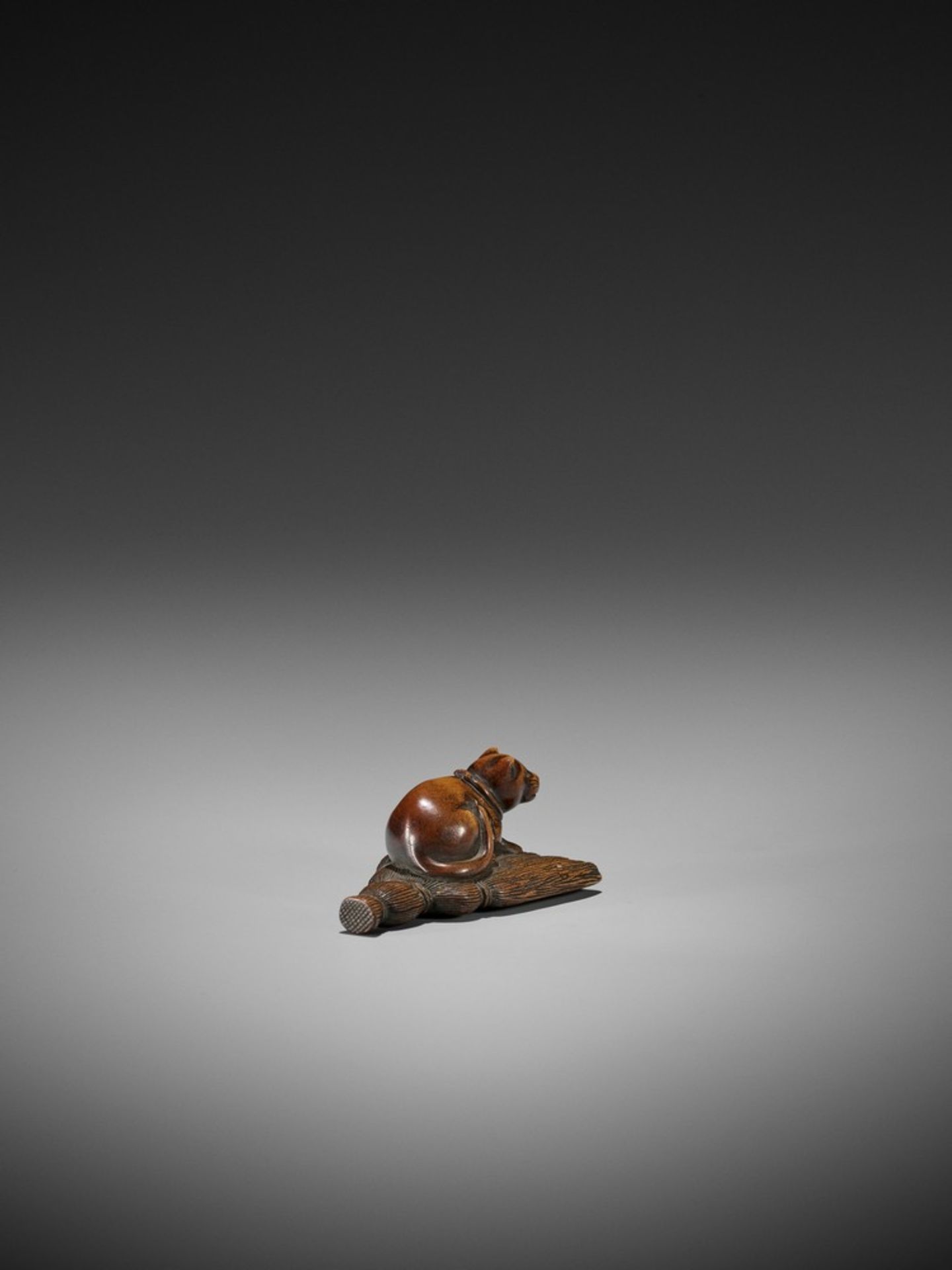 A WOOD NETSUKE OF A CAT ON A BROOM UnsignedJapan, early 19th century, Edo period (1615-1868)Finely - Bild 7 aus 7