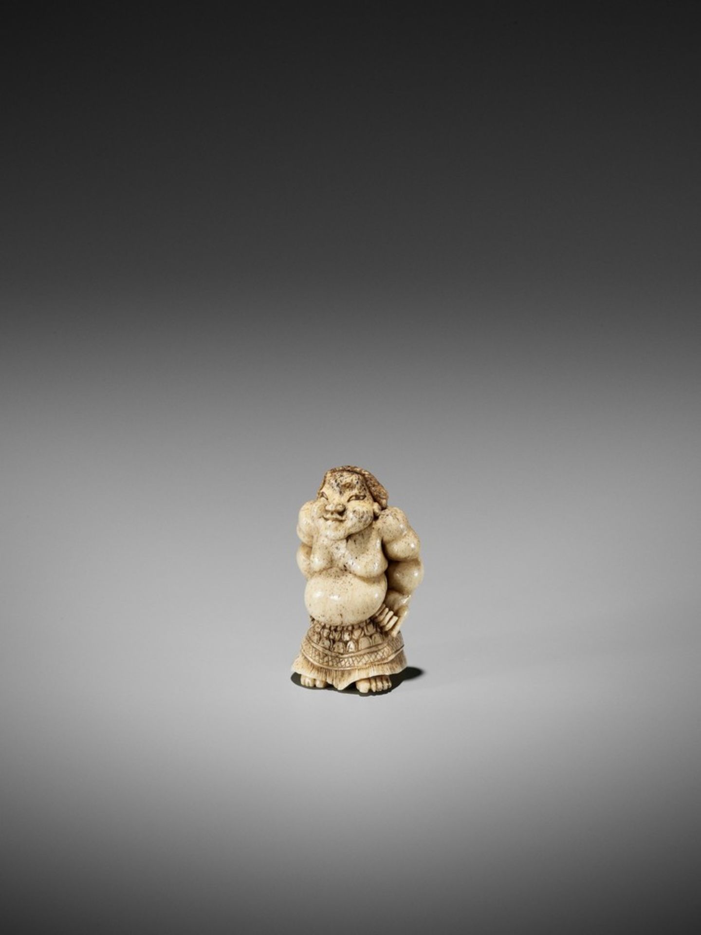 A SUPERB STAG ANTLER NETSUKE OF A SUMO WRESTLER UnsignedJapan, 19th century, Edo period (1615-1868) - Bild 4 aus 13