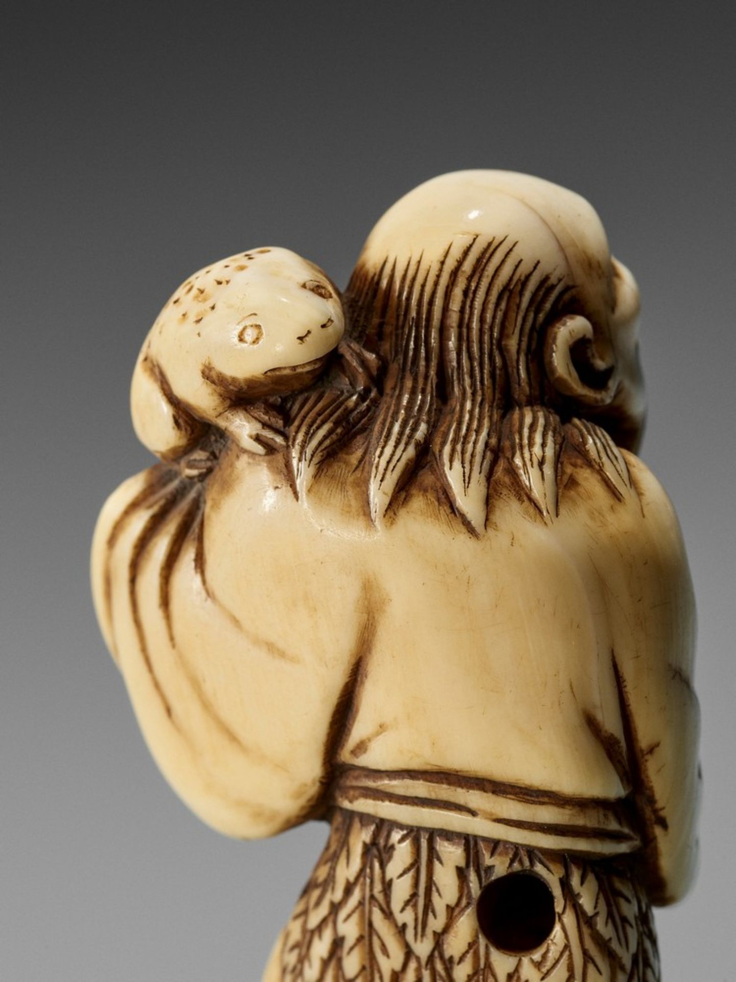 AN IVORY NETSUKE OF GAMA SENNIN UnsignedJapan, late 18th century, Edo period (1615-1868)Gama - Bild 7 aus 10