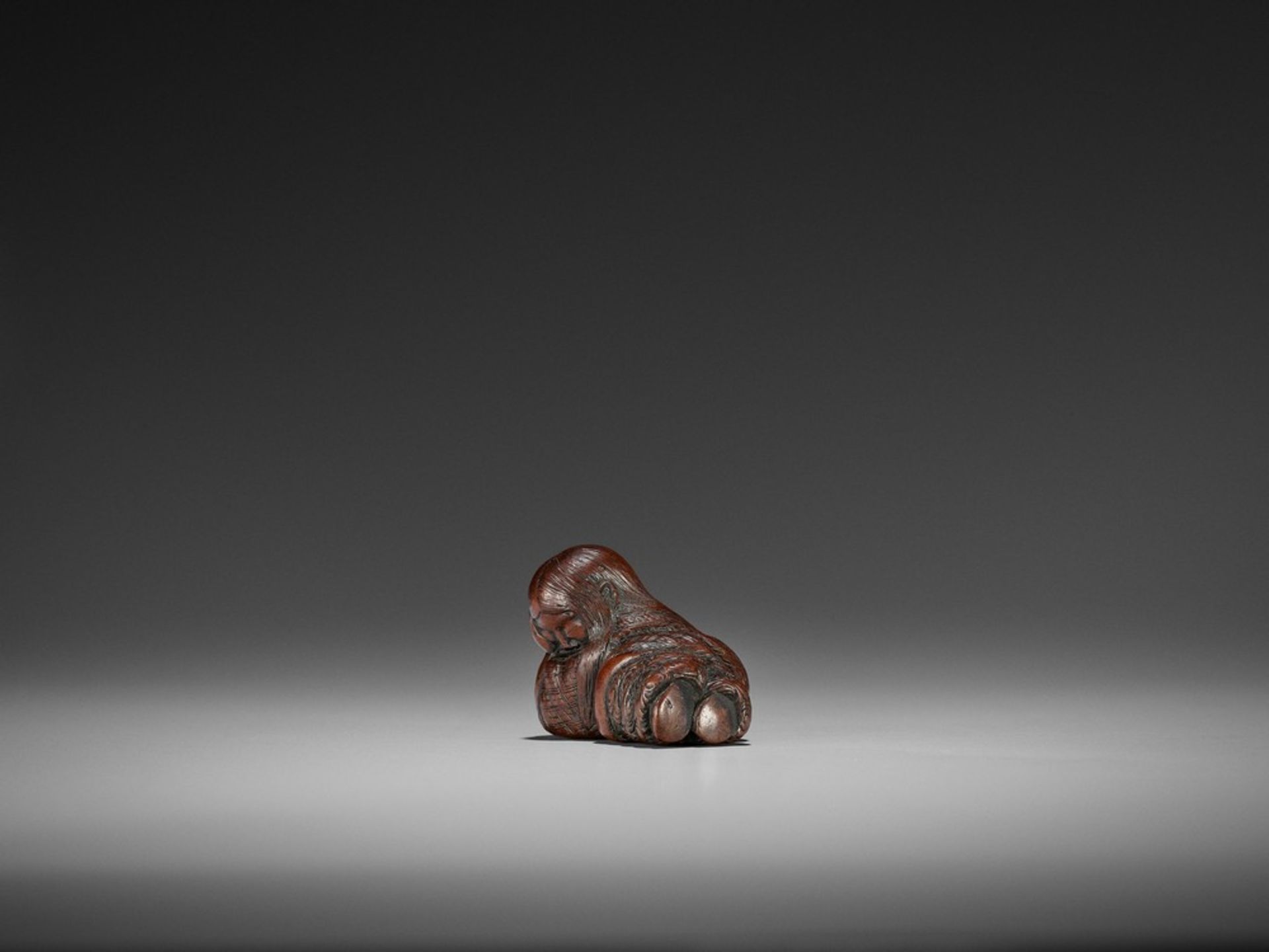 TOSHIMASA: AN EXCELLENT WOOD NETSUKE OF A SLEEPING SHOJO By Toshimasa, signed Toshimasa 利正Japan, - Bild 6 aus 11