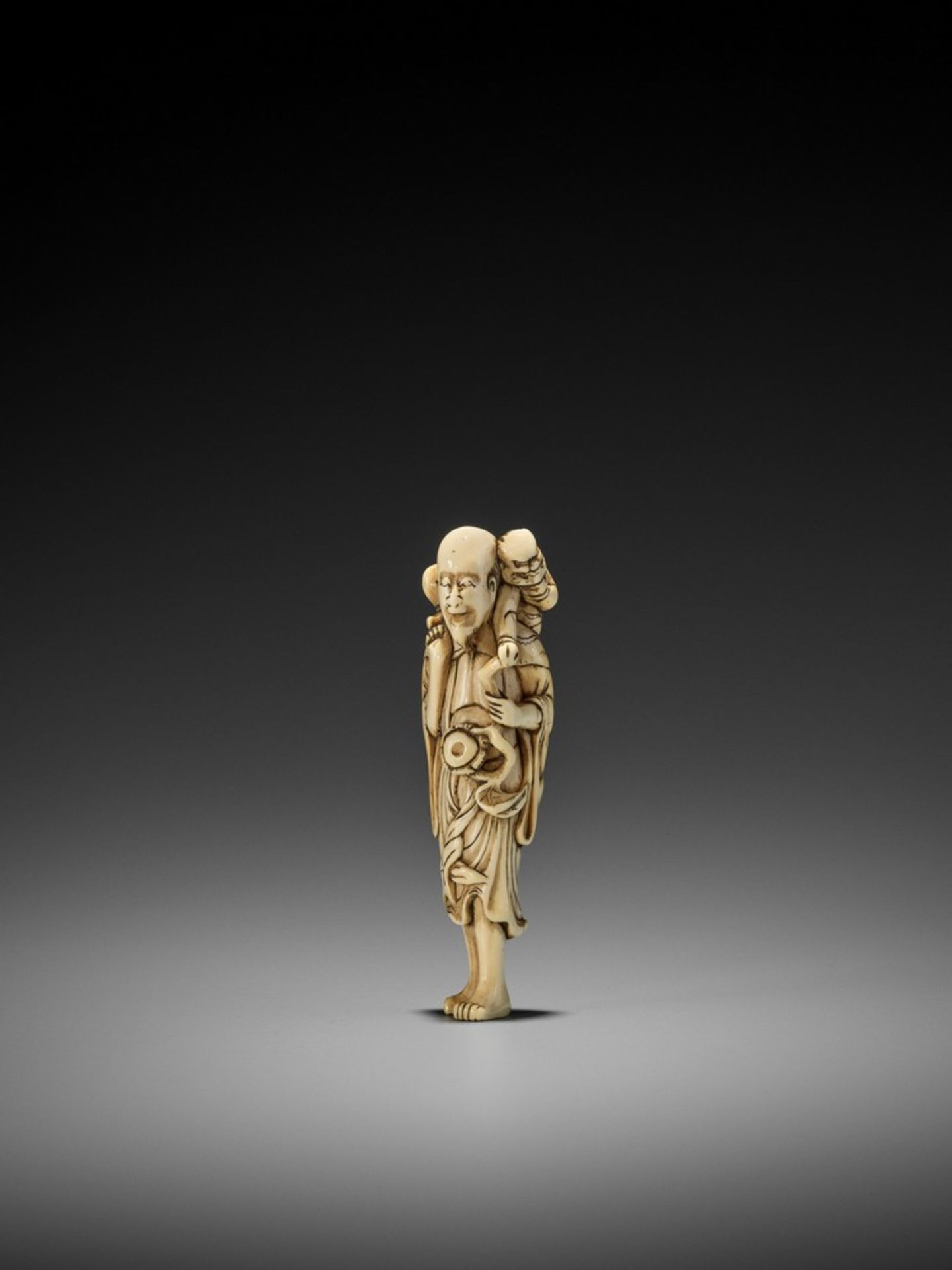 A RARE IVORY NETSUKE OF A SENNIN WITH ONI UnsignedJapan, late 18th century, Edo period (1615-1868) - Bild 4 aus 8