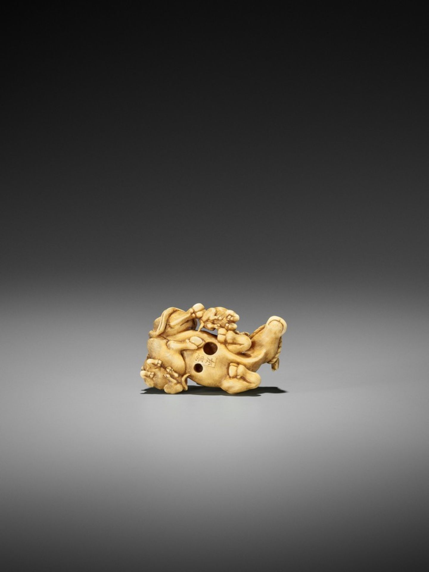 TOMOTADA: A RARE IVORY NETSUKE OF A RECUMBENT COW WITH TWO CALVES Signed Tomotada 友忠Japan, Kyoto, - Bild 3 aus 12