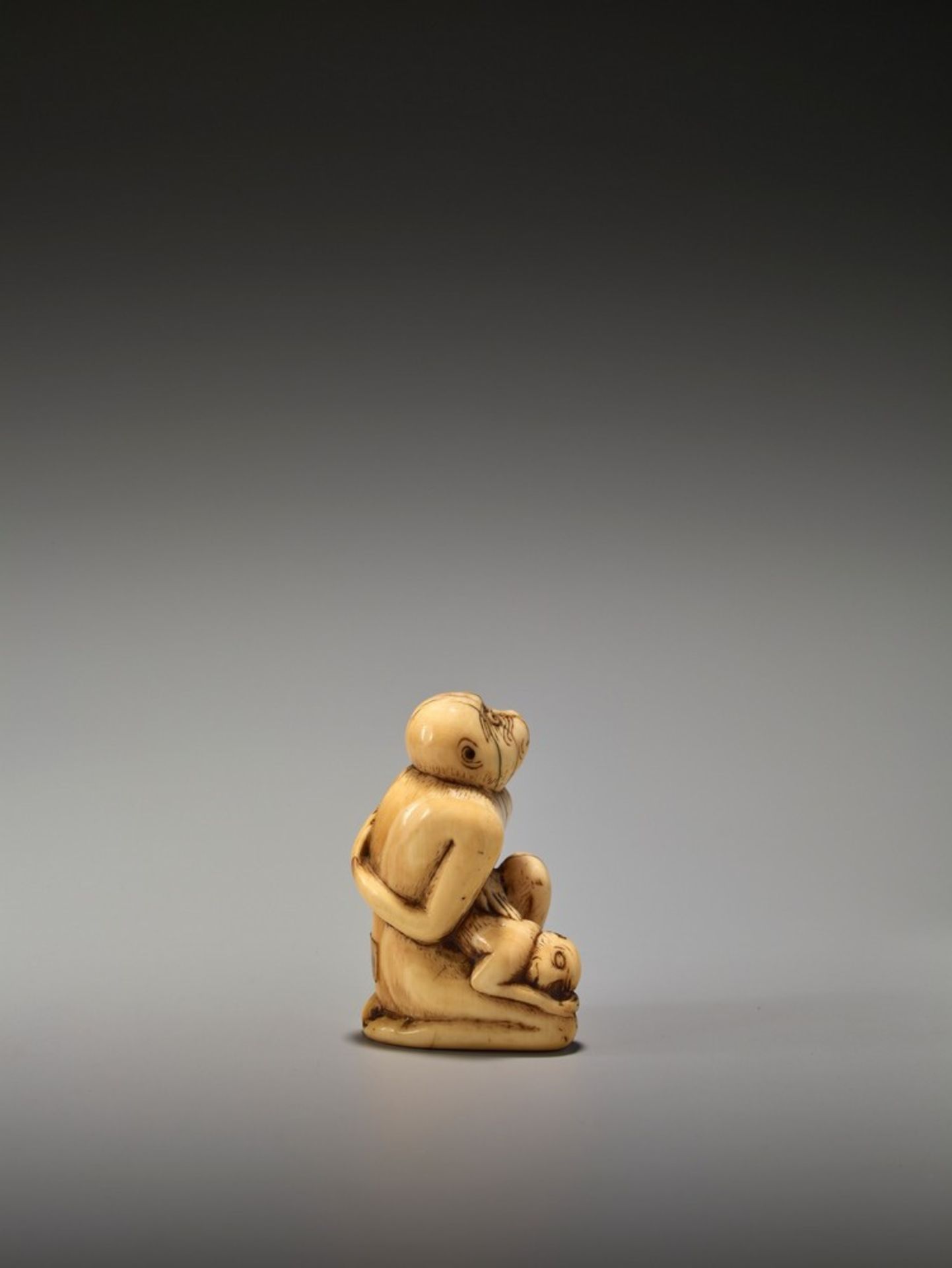 A RARE AND EARLY IVORY NETSUKE OF A MONKEY WITH YOUNG UnsignedJapan, 18th century, Edo period ( - Bild 2 aus 9