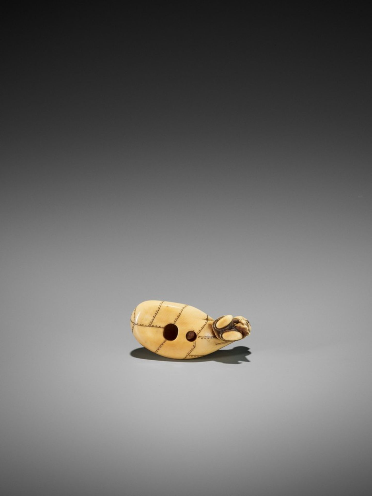 AN IVORY NETSUKE OF HOTEI ON HIS TREASURE BAG BEING PULLED BY A KARAKO UnsignedJapan, Kyoto, first - Bild 10 aus 10