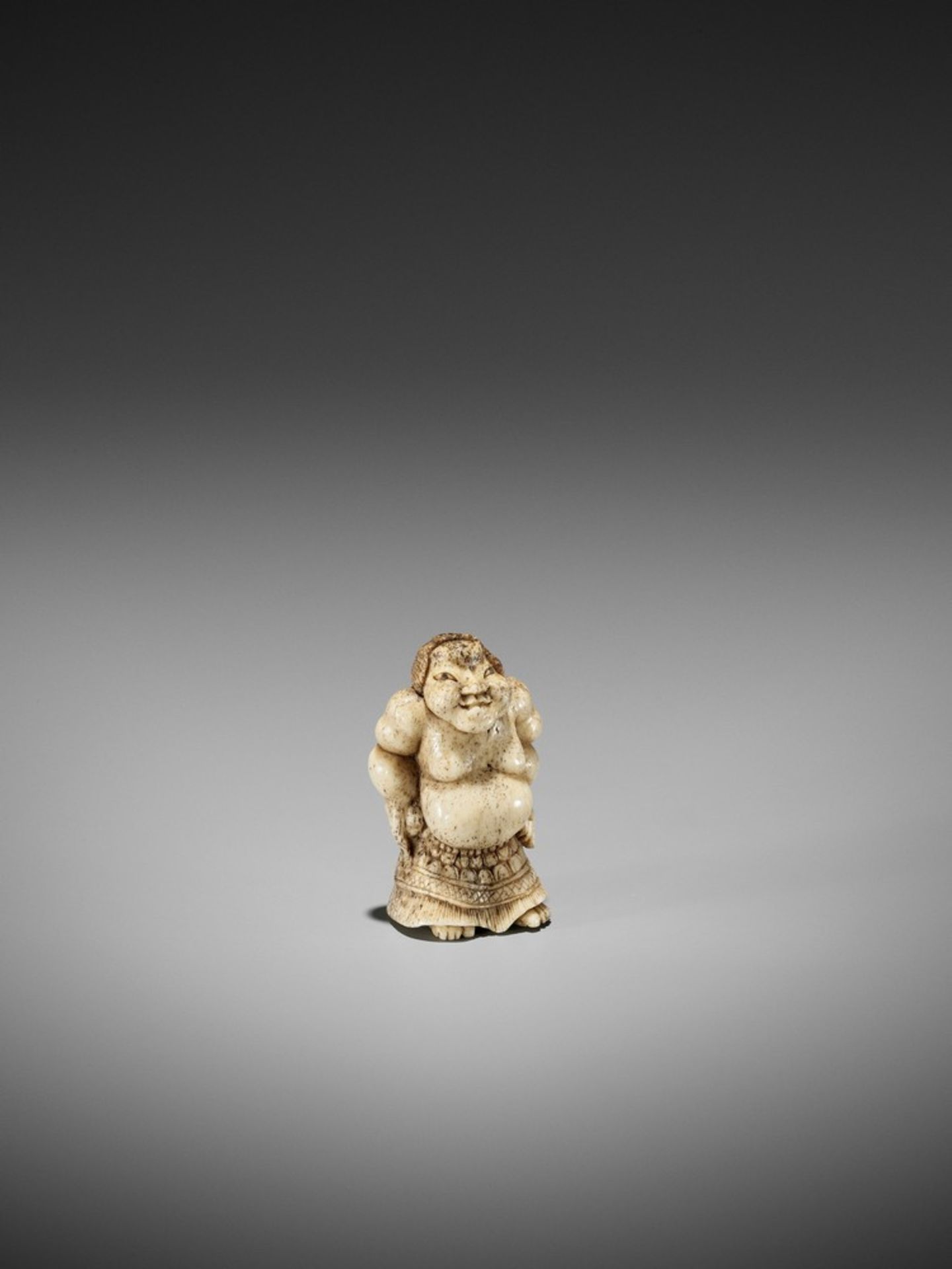 A SUPERB STAG ANTLER NETSUKE OF A SUMO WRESTLER UnsignedJapan, 19th century, Edo period (1615-1868) - Bild 5 aus 13