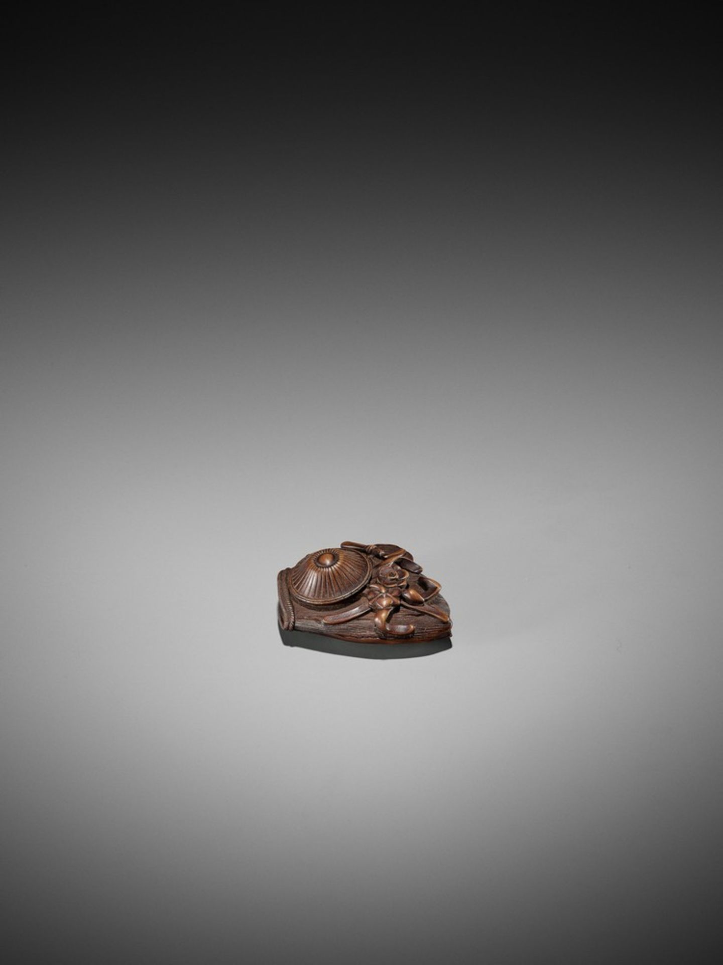 A WOOD NETSUKE REFERENCING OTA DOKAN UnsignedJapan, late 18th to early 19th century, Edo period ( - Bild 6 aus 9