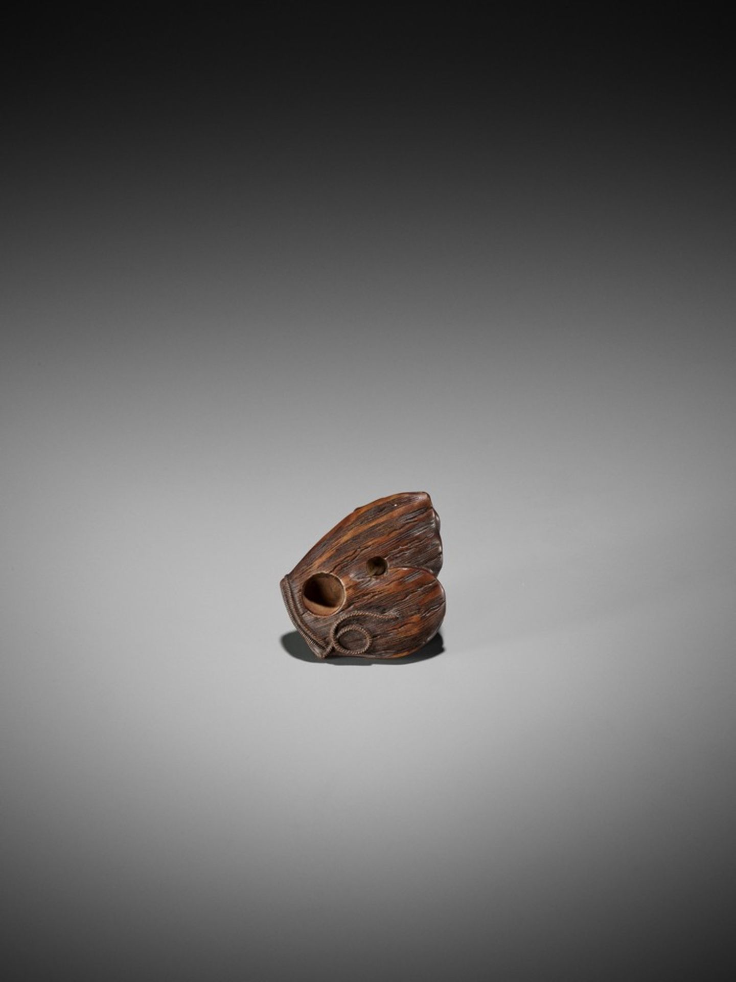 A WOOD NETSUKE REFERENCING OTA DOKAN UnsignedJapan, late 18th to early 19th century, Edo period ( - Bild 2 aus 9