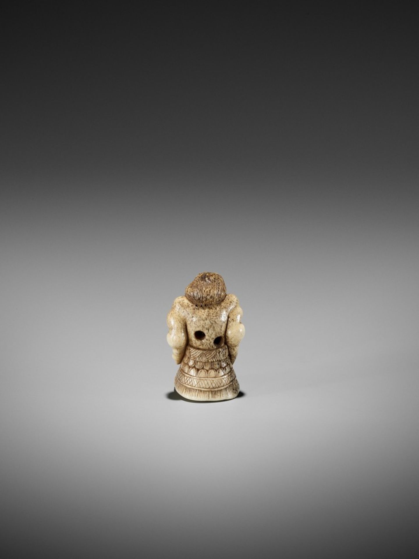 A SUPERB STAG ANTLER NETSUKE OF A SUMO WRESTLER UnsignedJapan, 19th century, Edo period (1615-1868) - Bild 2 aus 13