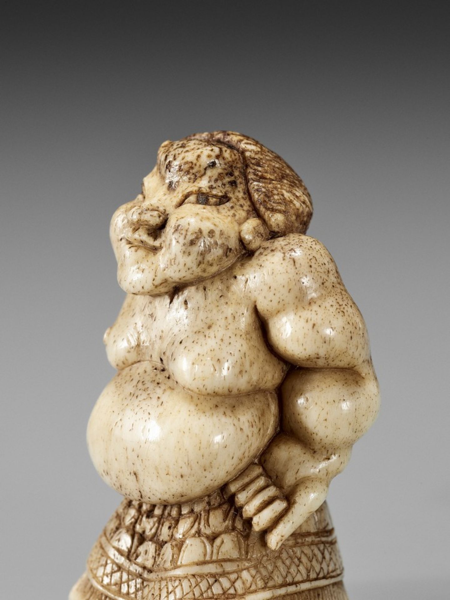 A SUPERB STAG ANTLER NETSUKE OF A SUMO WRESTLER UnsignedJapan, 19th century, Edo period (1615-1868) - Bild 3 aus 13