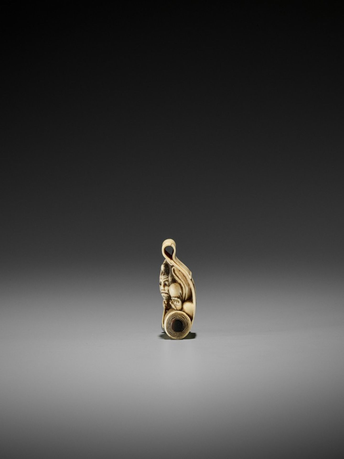 A FINE IVORY NETSUKE OF SHOKI EMERGING FROM A SCROLL ATTRIBUTED TO HIDEMASA Attributed to - Bild 3 aus 7