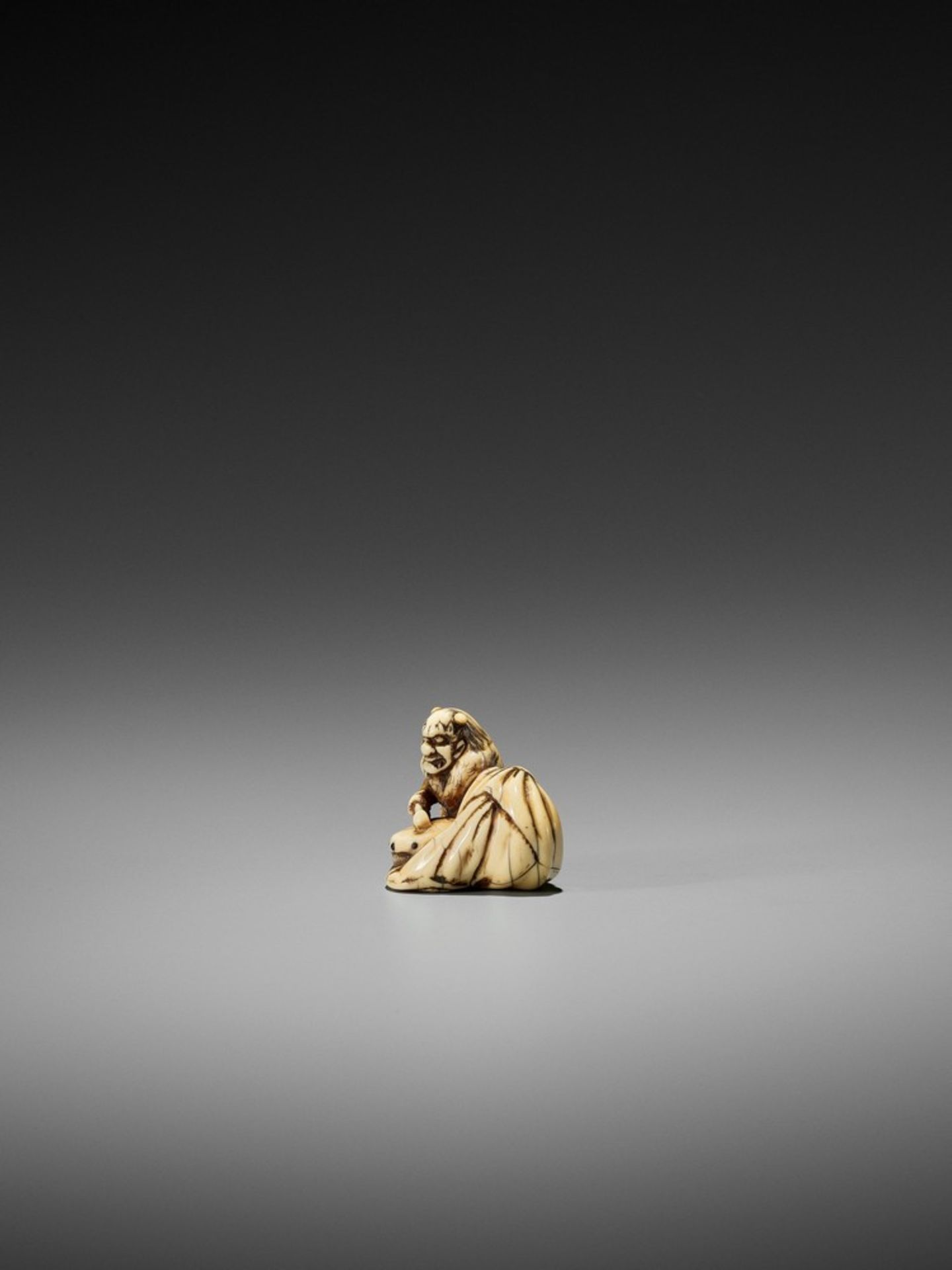 MITSUTOSHI: AN IVORY NETSUKE OF RAIJIN By Mitsutoshi, signed Mitsutoshi 光利Japan, late 18th to - Bild 3 aus 8