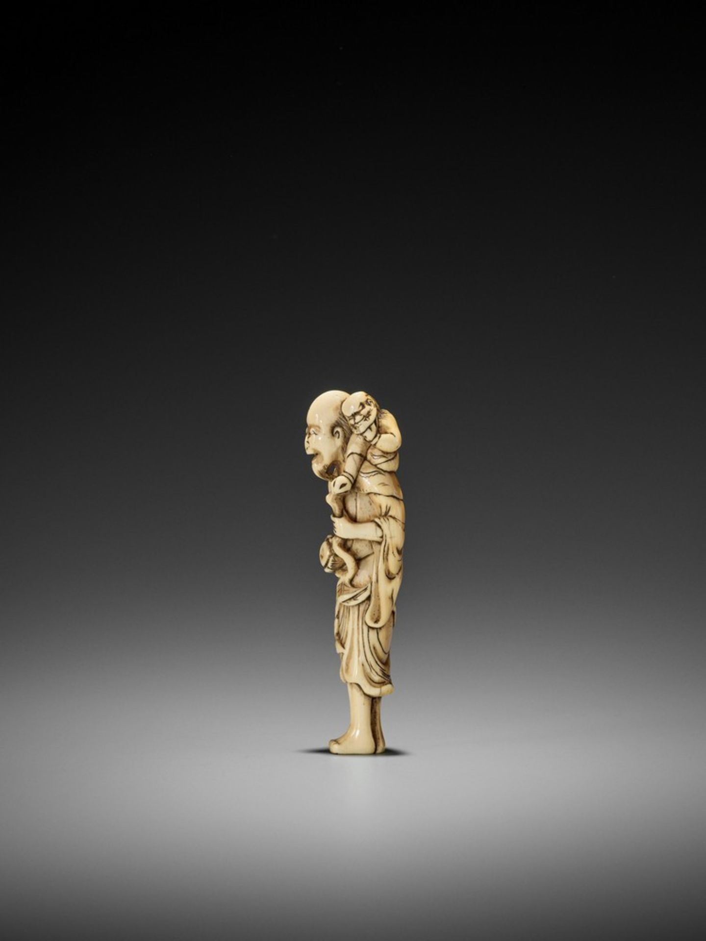 A RARE IVORY NETSUKE OF A SENNIN WITH ONI UnsignedJapan, late 18th century, Edo period (1615-1868) - Bild 3 aus 8