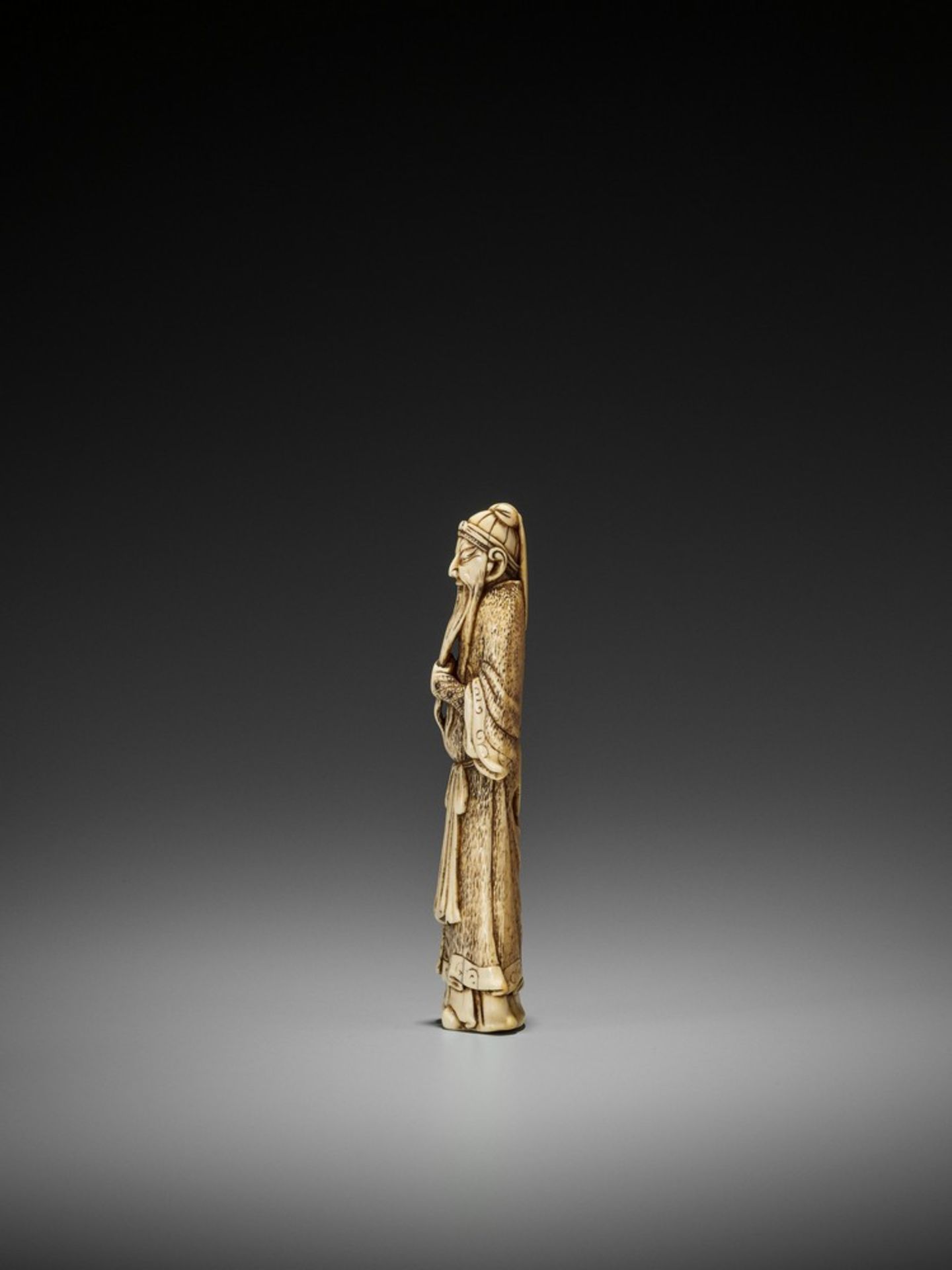 A LARGE IVORY NETSUKE OF KAN’U UnsignedJapan, late 18th century, Edo period (1615-1868)The god of - Bild 5 aus 9