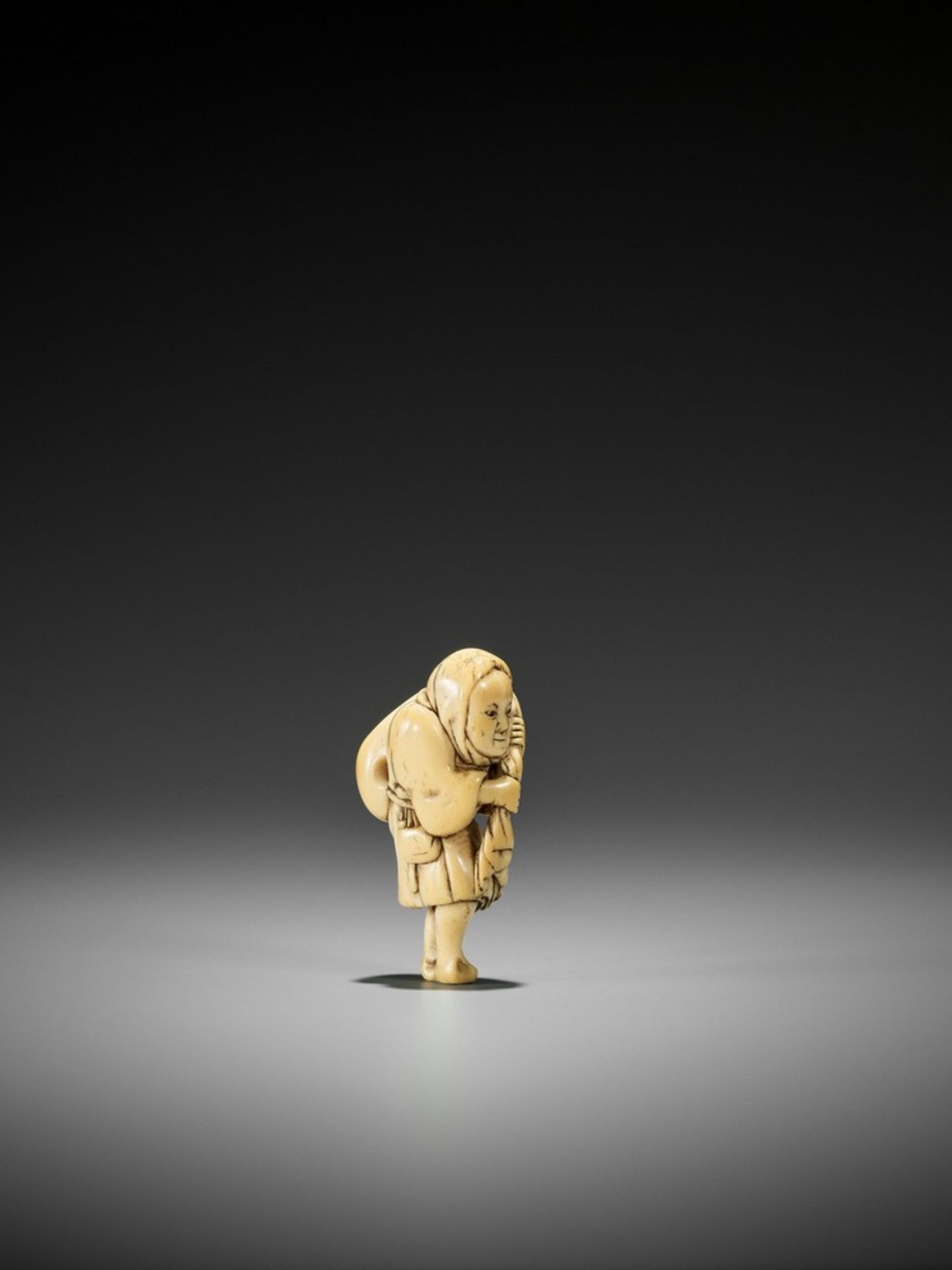 YOSHINAGA: A SUPERB AND RARE IVORY NETSUKE OF A BUCKET SELLER By Yoshinaga, signed Yoshinaga - Bild 5 aus 11