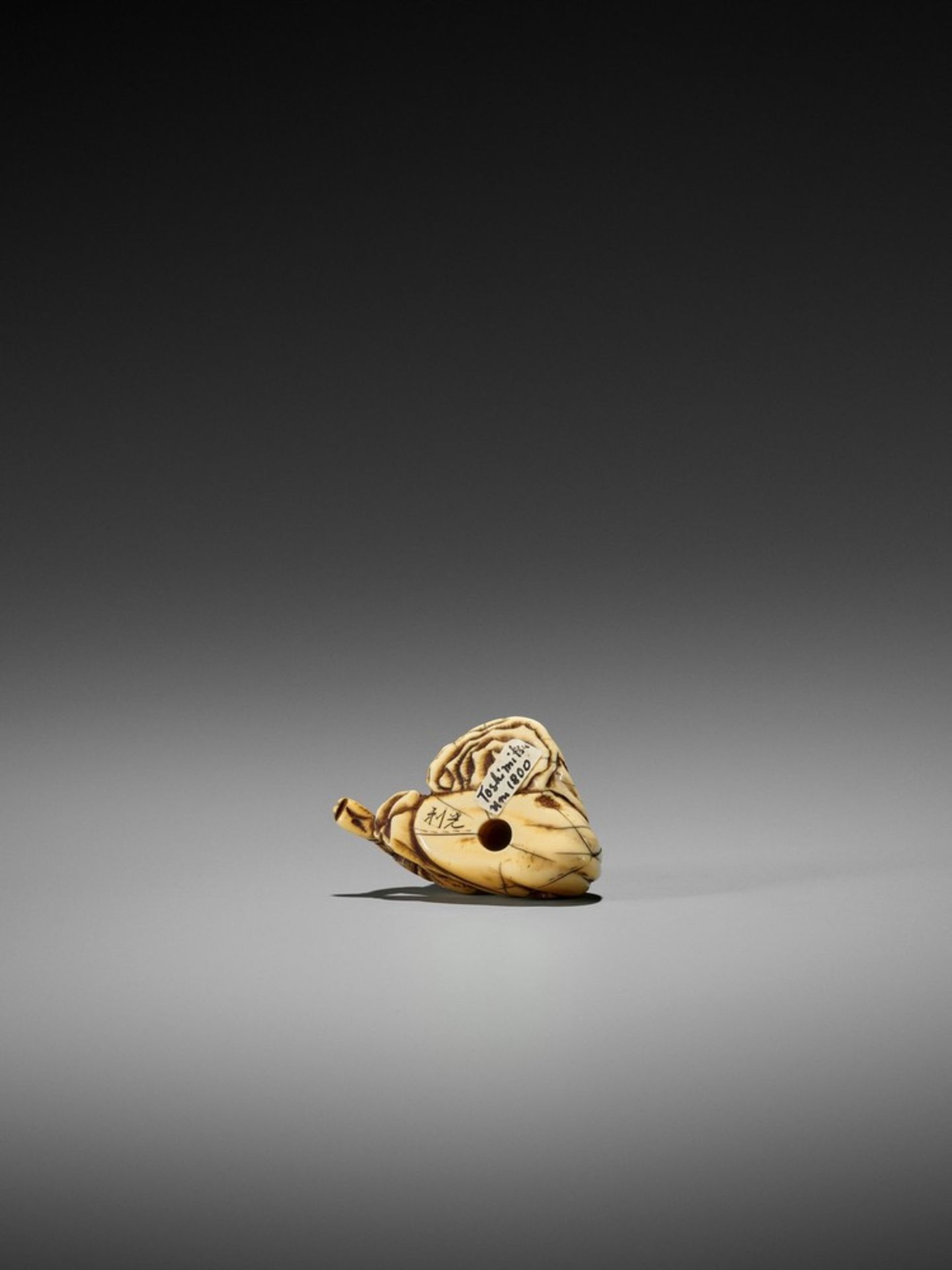 MITSUTOSHI: AN IVORY NETSUKE OF RAIJIN By Mitsutoshi, signed Mitsutoshi 光利Japan, late 18th to - Bild 5 aus 8