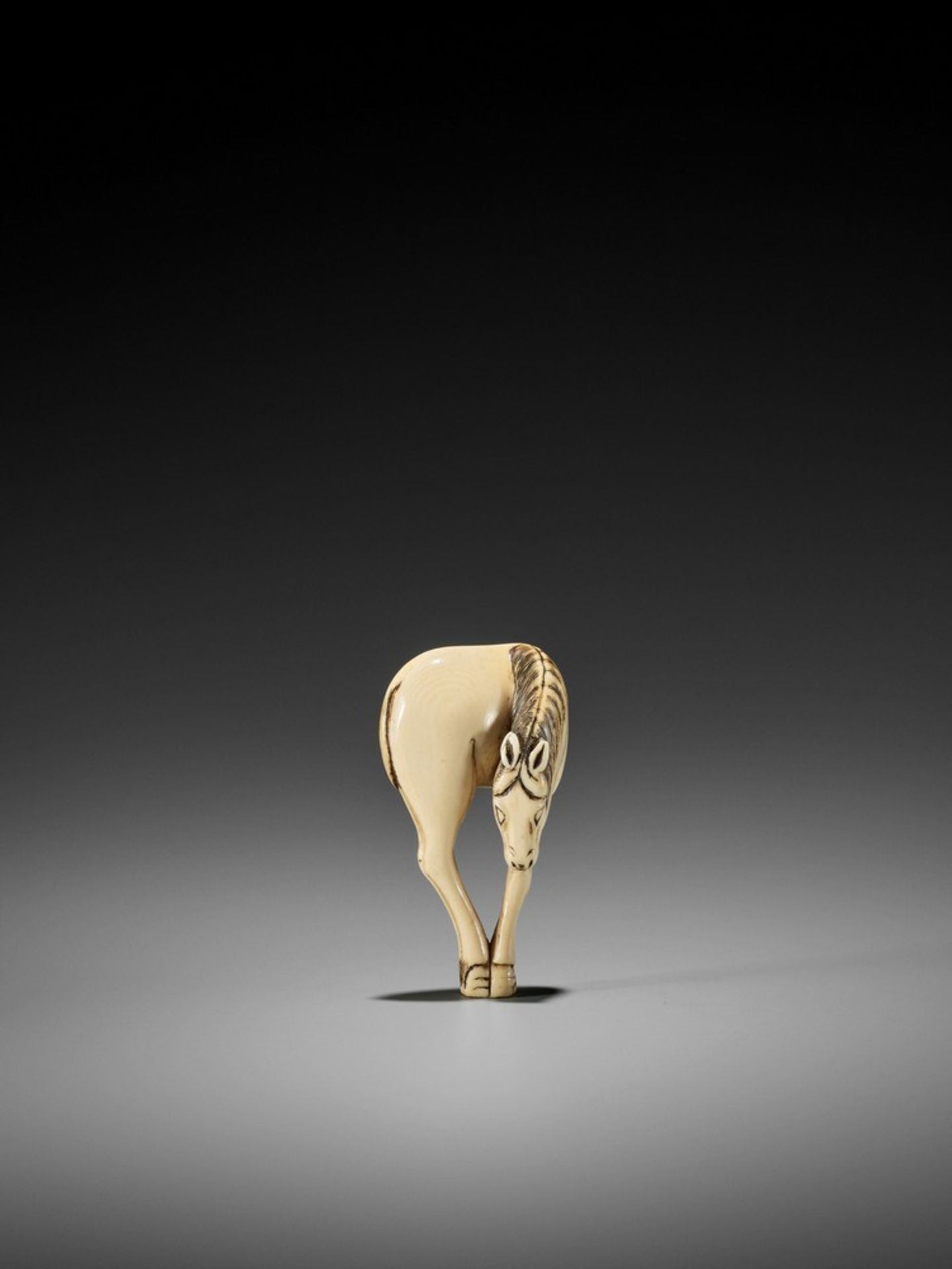 AN IVORY NETSUKE OF A STANDING HORSE UnsignedJapan, 18th century, Edo period (1615-1868)Published: - Bild 3 aus 7