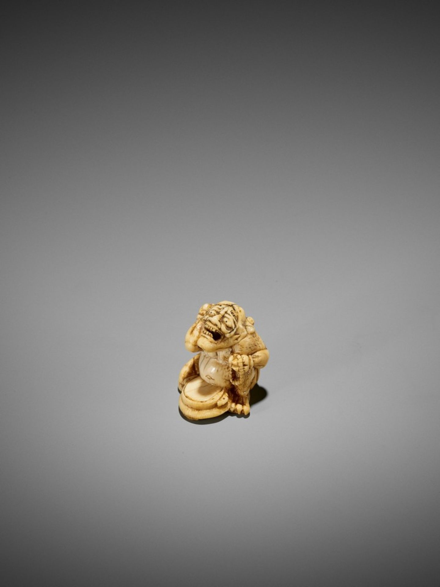 AN EARLY IVORY NETSUKE OF A REPENTING ONI UnsignedJapan, 18th century, Edo period (1615-1868)The - Bild 5 aus 9