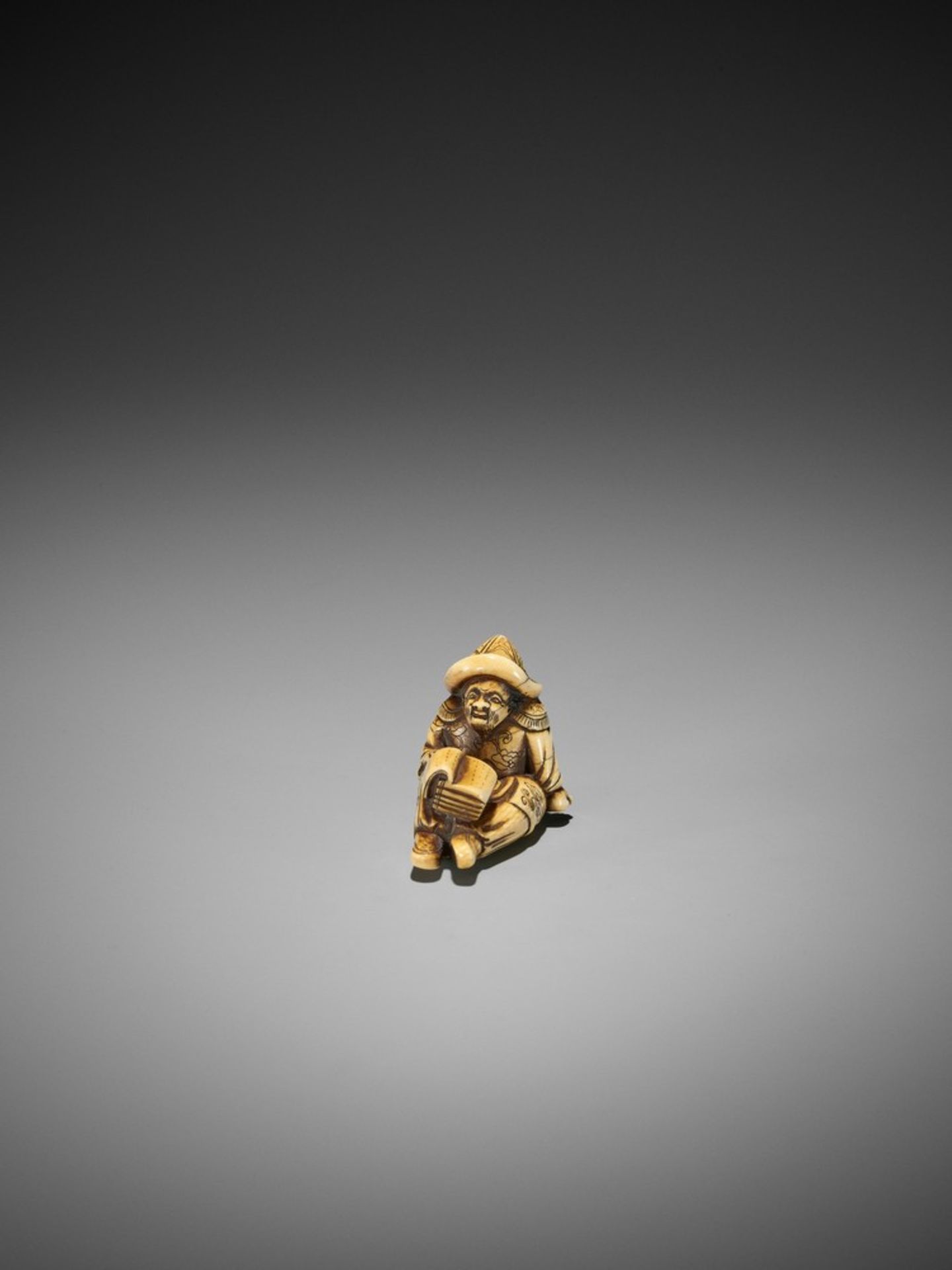 A RARE AND EARLY IVORY NETSUKE OF A SEATED DUTCHMAN READING UnsignedJapan, 18th century, Edo - Bild 8 aus 9