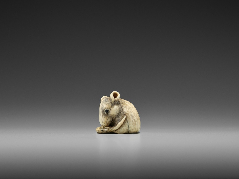 AN EXCEPTIONAL KYOTO SCHOOL IVORY NETSUKE OF A RAT UnsignedJapan, Kyoto, late 18th century, Edo - Image 3 of 11